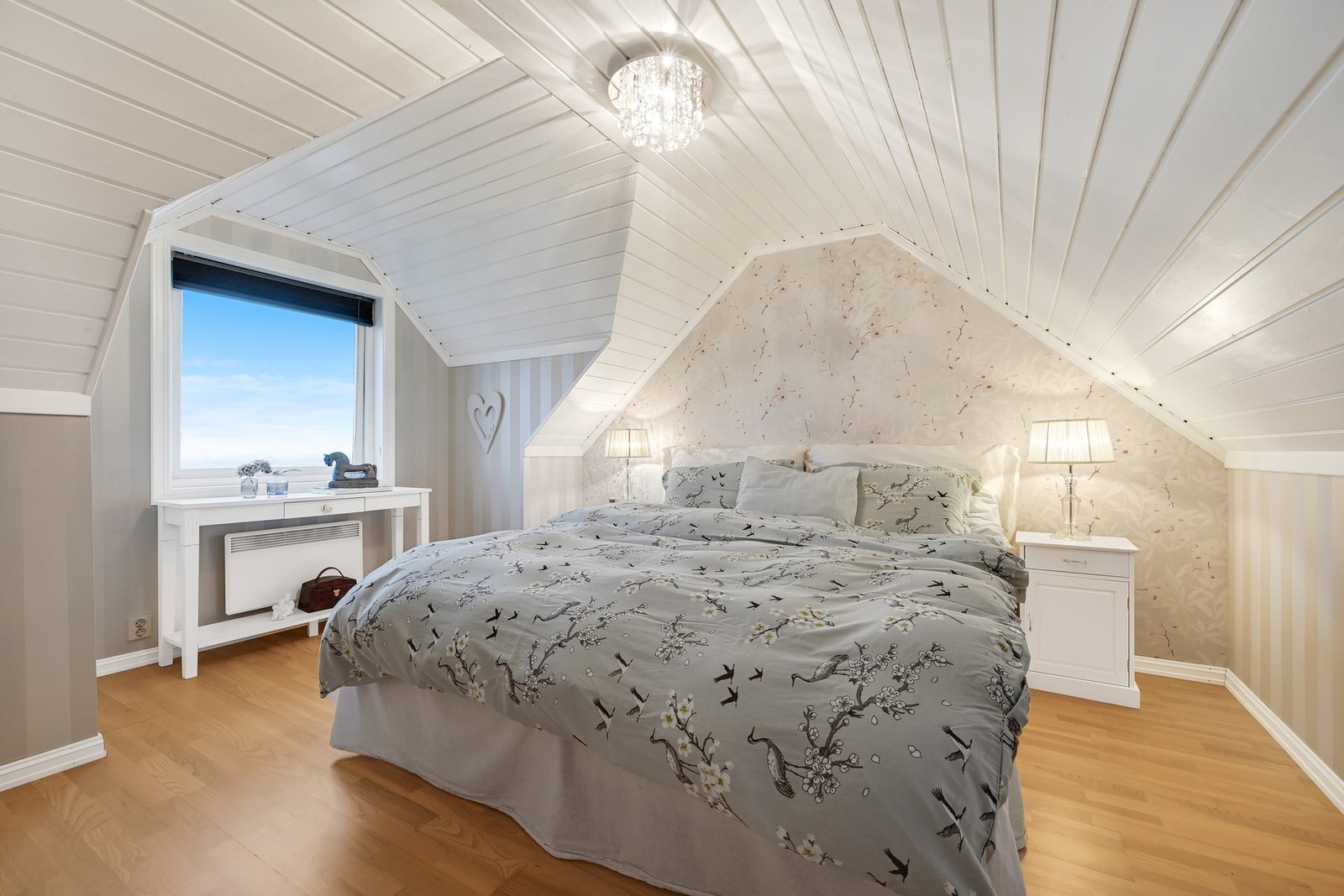 Hovedsoverom med utsikt fra senga Galleribilde