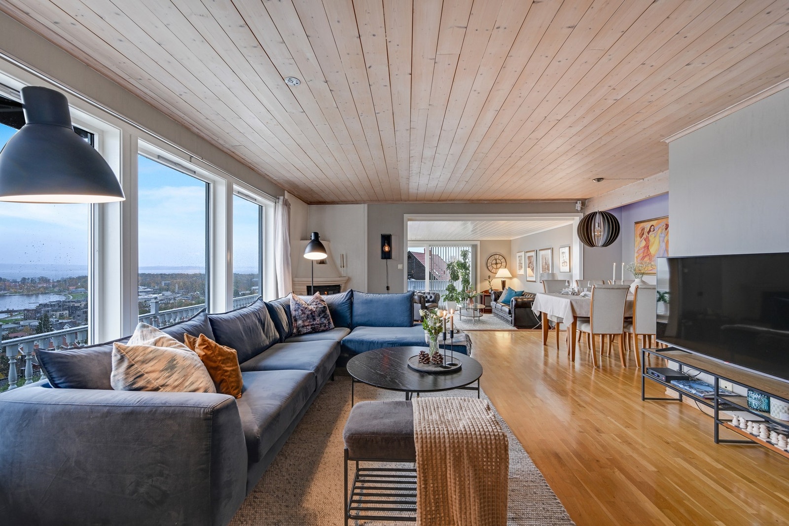 Her ser vi et oversiktsbilde av de to stuene Galleribilde