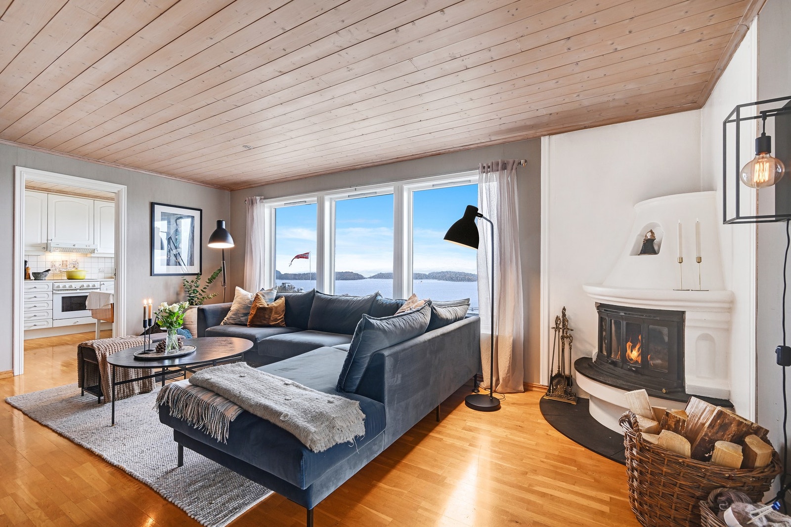 Kjøkkenet ligger vegg i vegg så får ny eier vurdere en mer åpen planløsning Galleribilde