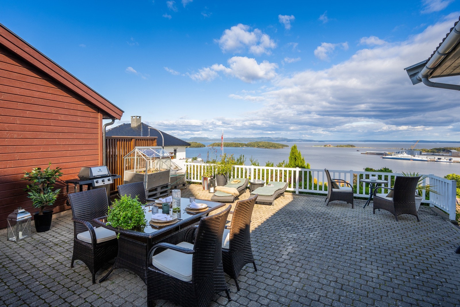 Her ser vi deler av den store terrassen hvor det er både morgen og kveldssol Galleribilde