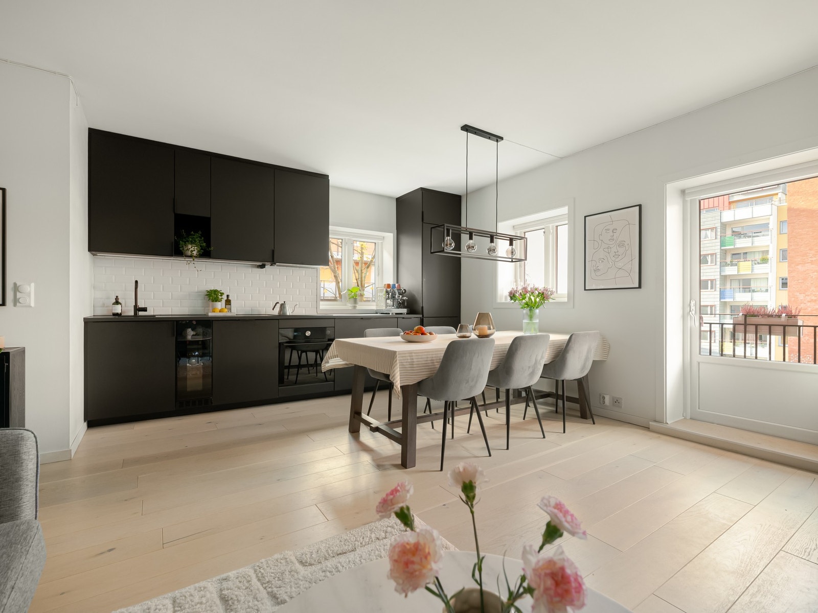 Det stilrene kjøkkenet er fra 2020, og byr på god lagring i under- og overskapene. Galleribilde