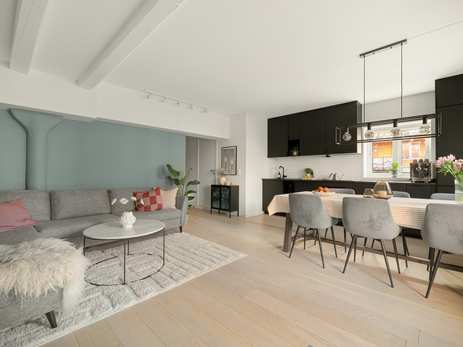 Fra kjøkkenet har du god oversikt over stuehjørnet. Galleribilde