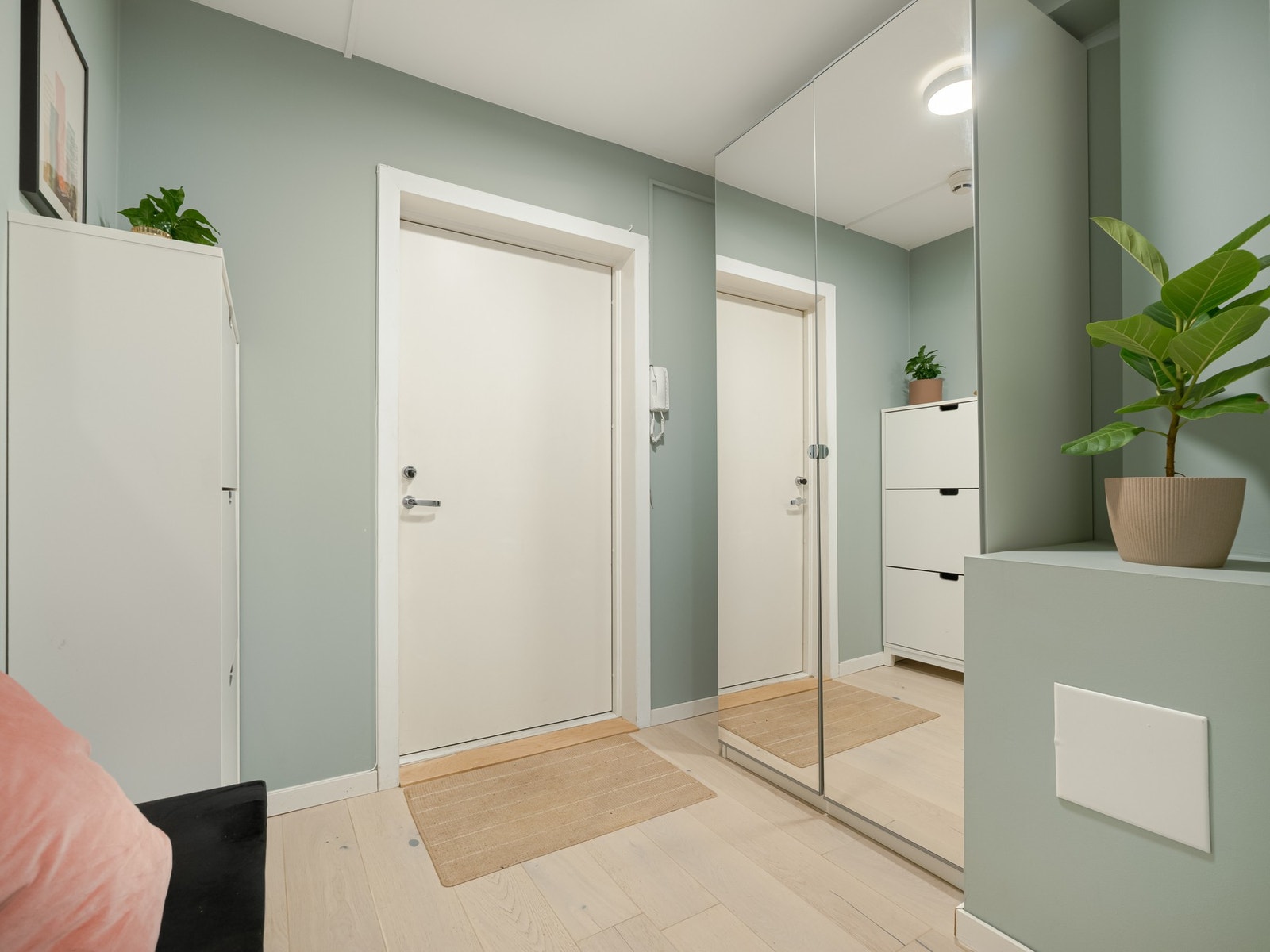 Her er det både garderobe- og skoskap til yttertøy. Galleribilde