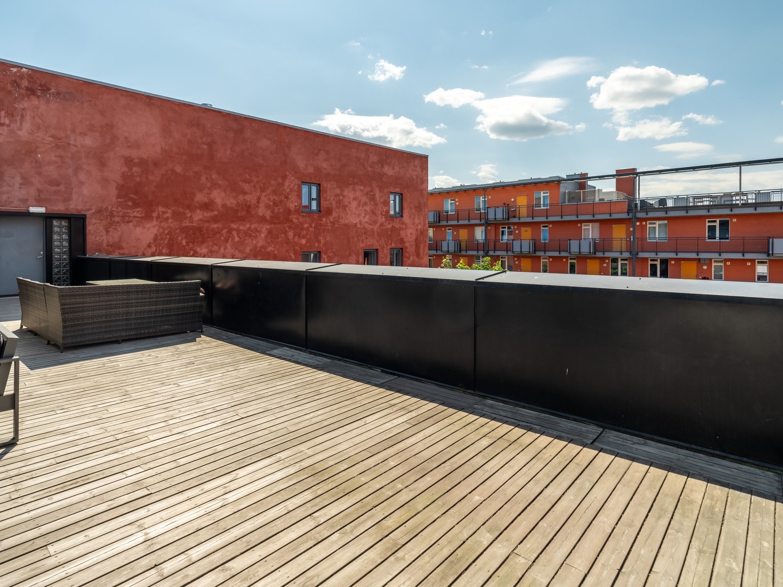 Dersom den private balkongen ikke er stor nok for gjestene dine, passer det fint at borettslaget også har en felles takterrasse. Galleribilde