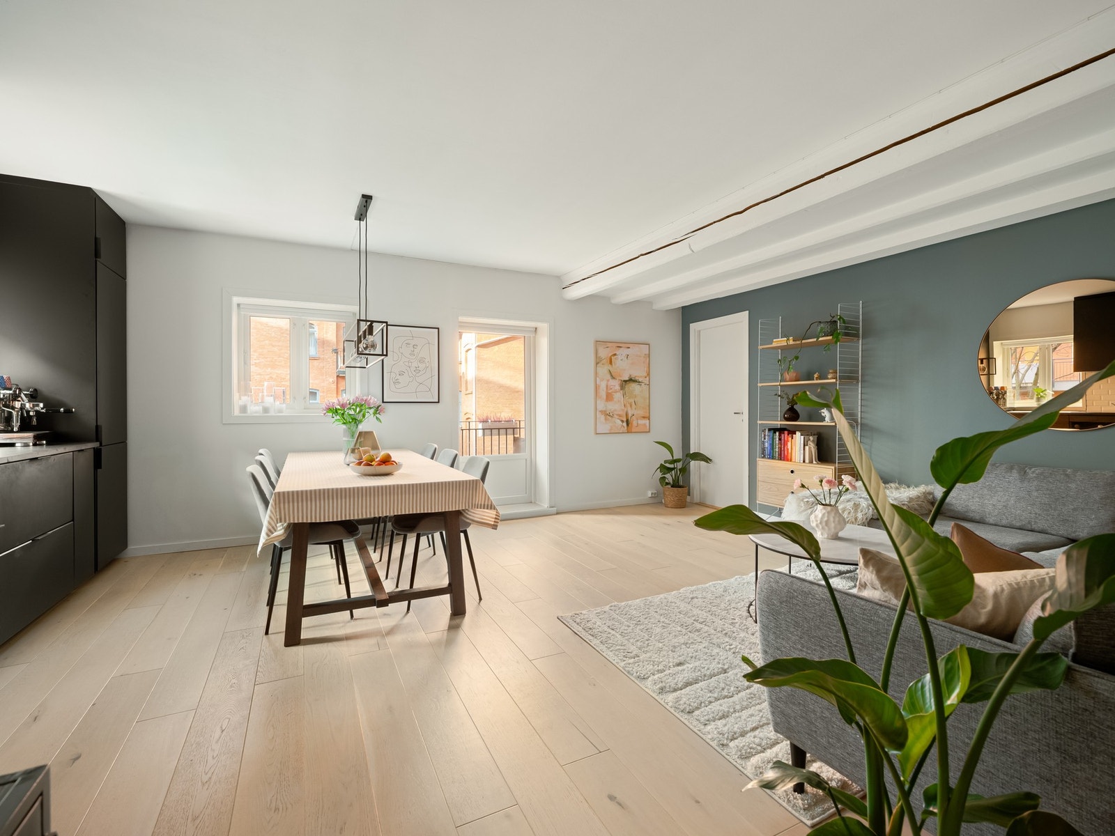 Gulvet er lekkert énstavs parkett, lagt i 2020. Galleribilde