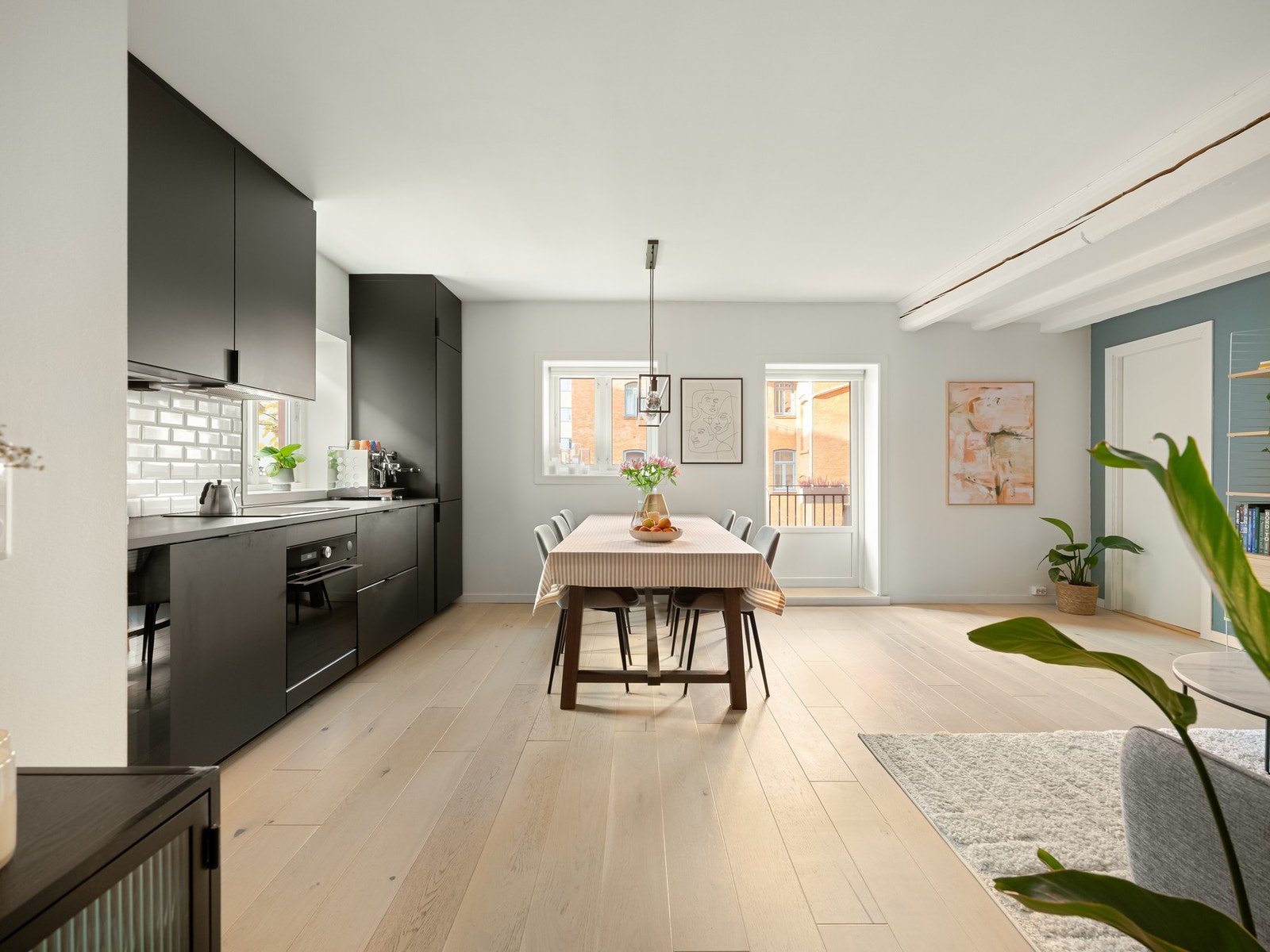 Stua og kjøkkenet er et stort allrom, med god plass til stort spisebord. Galleribilde