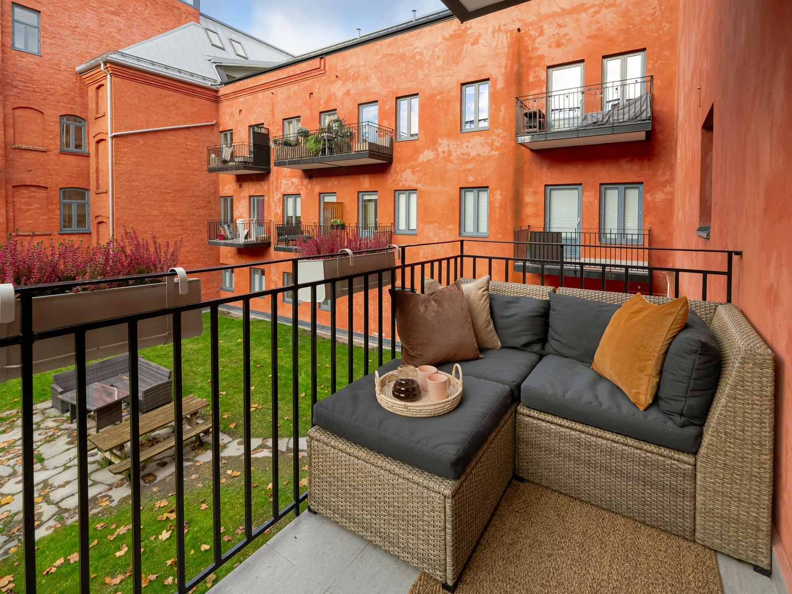 Dette er en skikkelig fin 2-roms, med stor og til og med vestvendt balkong. Mer om denne senere så klart. Galleribilde