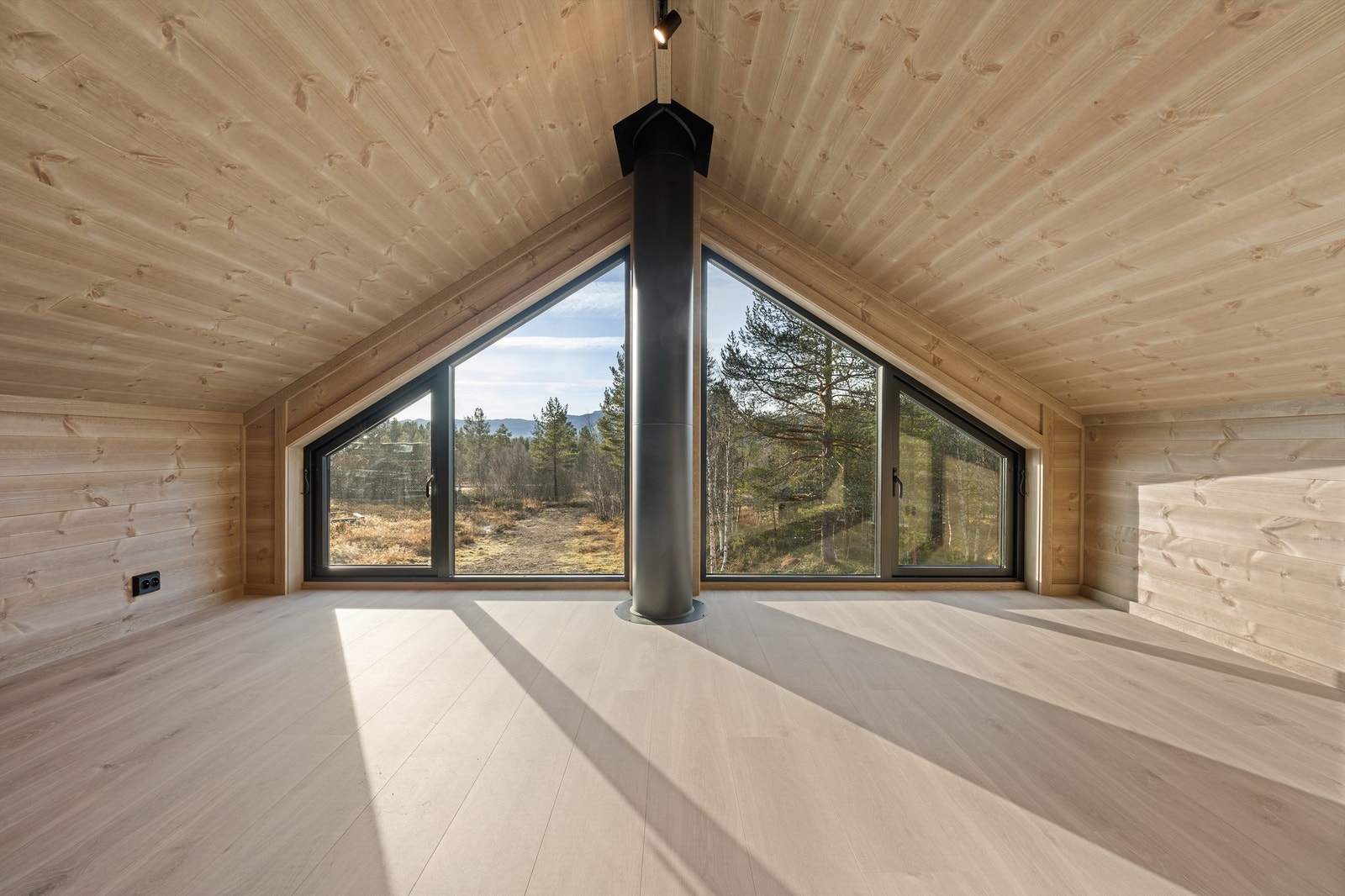 Loftstuen har flott utsikt. Galleribilde