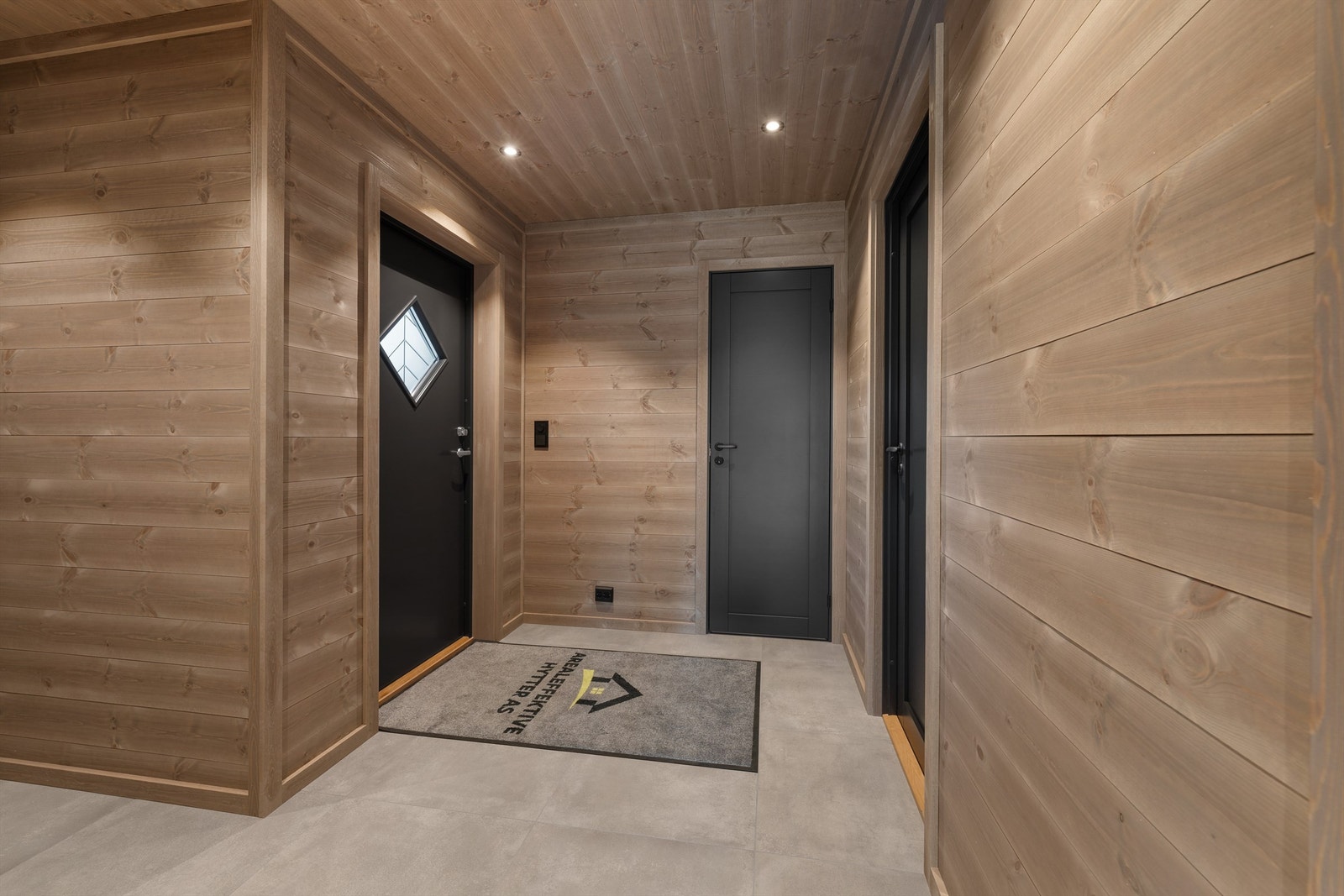 Vindfang og gang. Bod i enden og soverom til høyre. Galleribilde