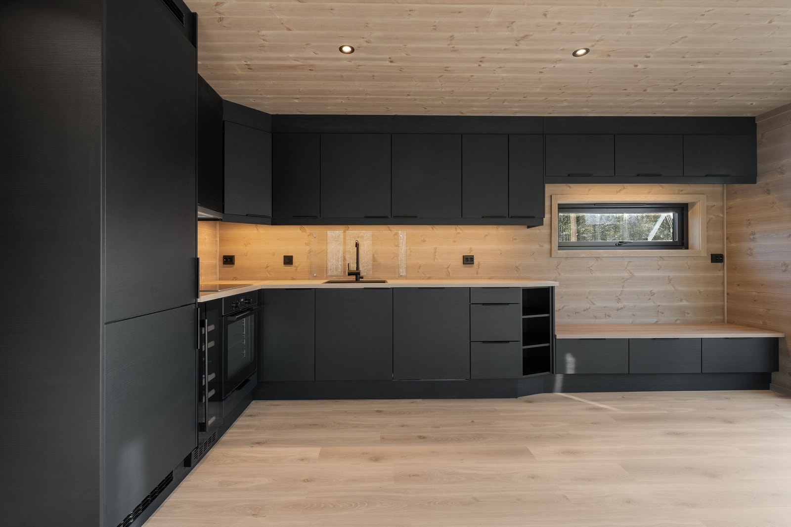 Kjøkkenet har godt med skap og benk-plass. Vinskap og egen sittebenk med oppbevaring under og over. Galleribilde