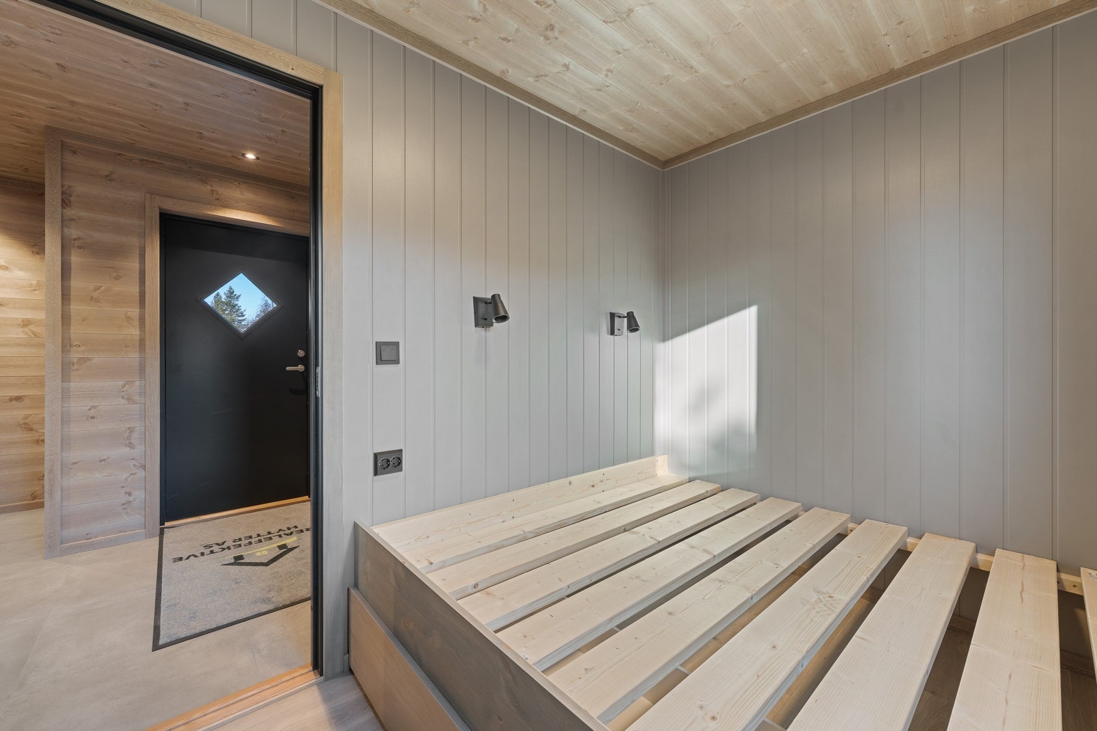 Soverom i 1. etasje med plassbygde senger. Galleribilde