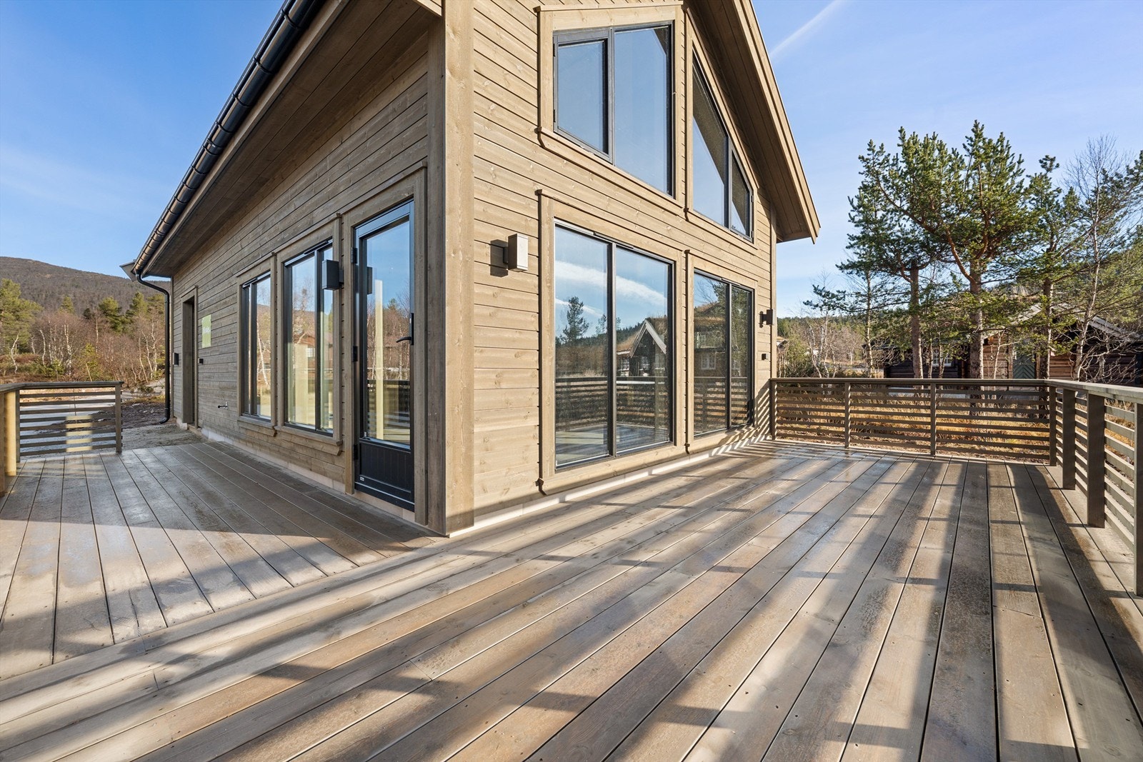 Solrik terrasse på to sider utenfor stuen. Galleribilde