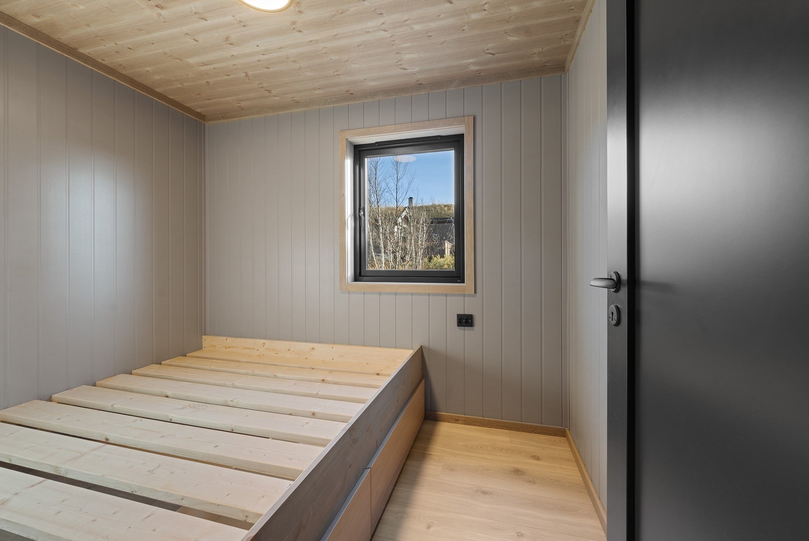 Soverom i 1. etasje med plassbygde senger. Galleribilde