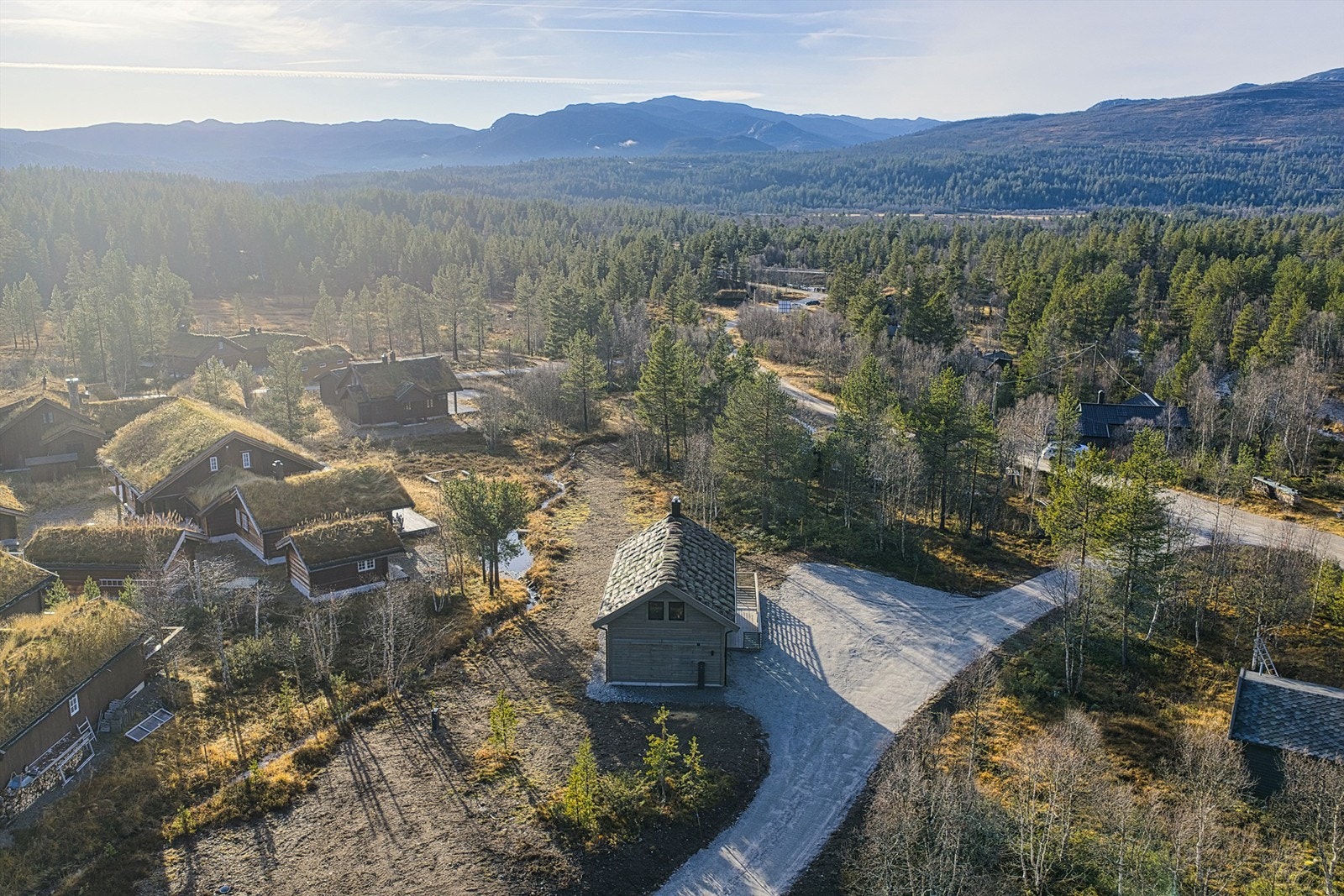 Dronefoto med utsikt mot Svånuten til høyre og Vatnedalen midt i bildet. Galleribilde