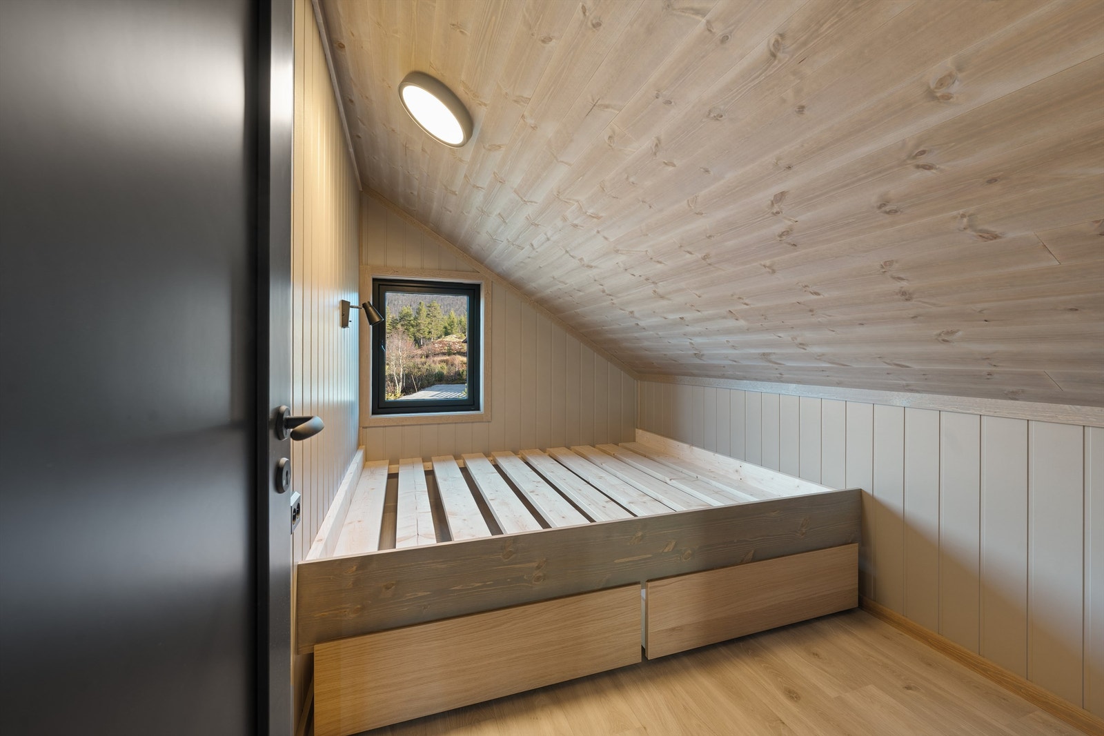 Soverom 2 i 2. etg. Plassbygget dobbeltseng med skuffer under. Galleribilde