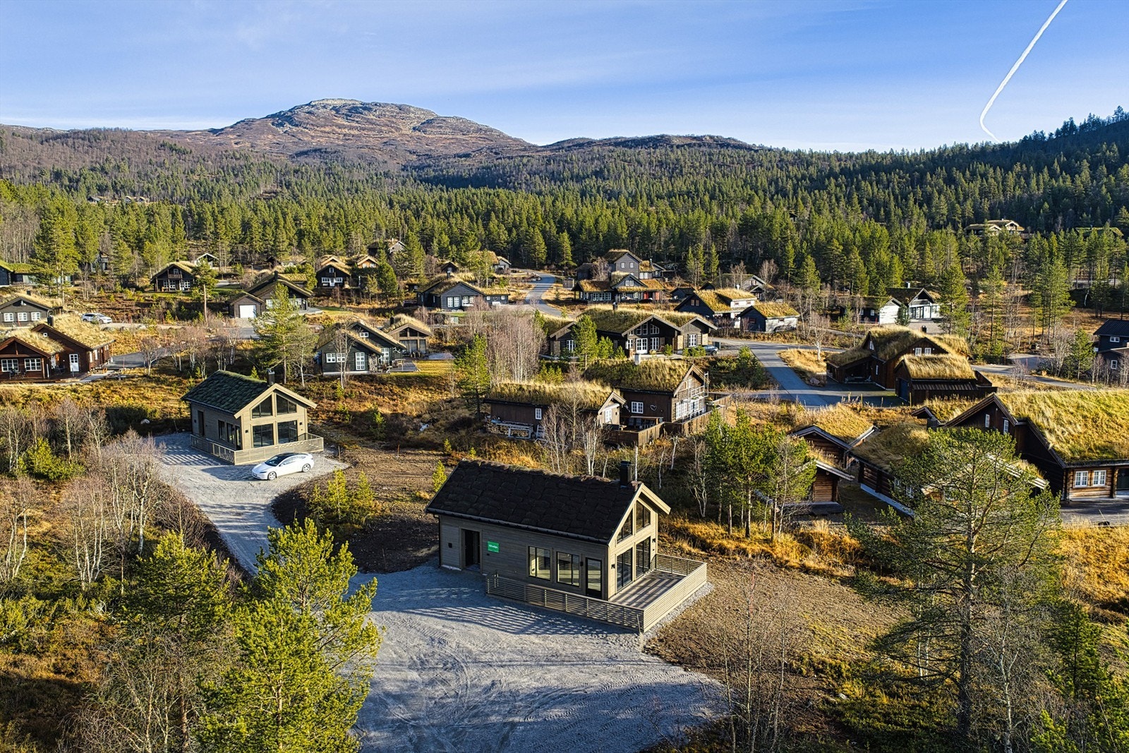 Godt med rom plass rundt hytten. Korpenuten i bakgrunnen. Galleribilde