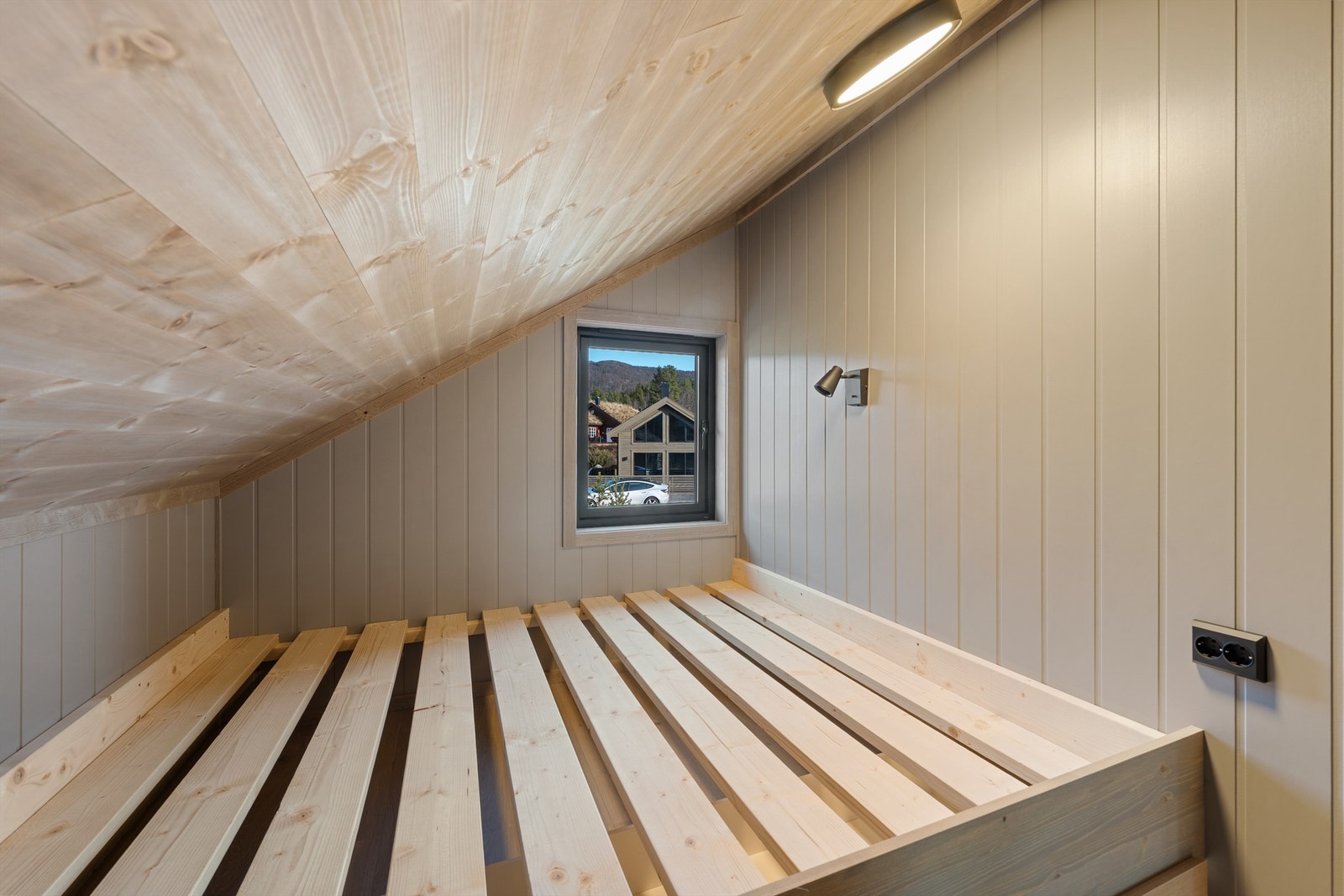 Soverom 1 i 2. etg. Plassbygget dobbeltseng med skuffer under. Galleribilde