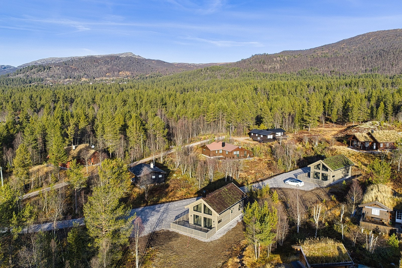 Fjellene i bakgrunnen er Hartevassnutane rett ved Hovden. Galleribilde