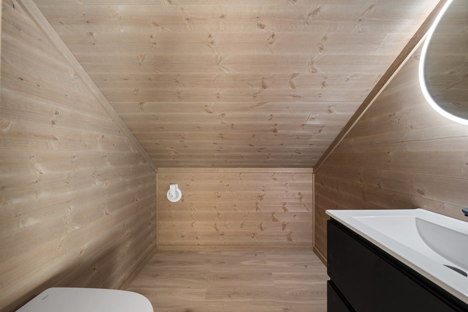 Badet i 2. etg. Innredet med servant med skuffer under og toalett. Galleribilde