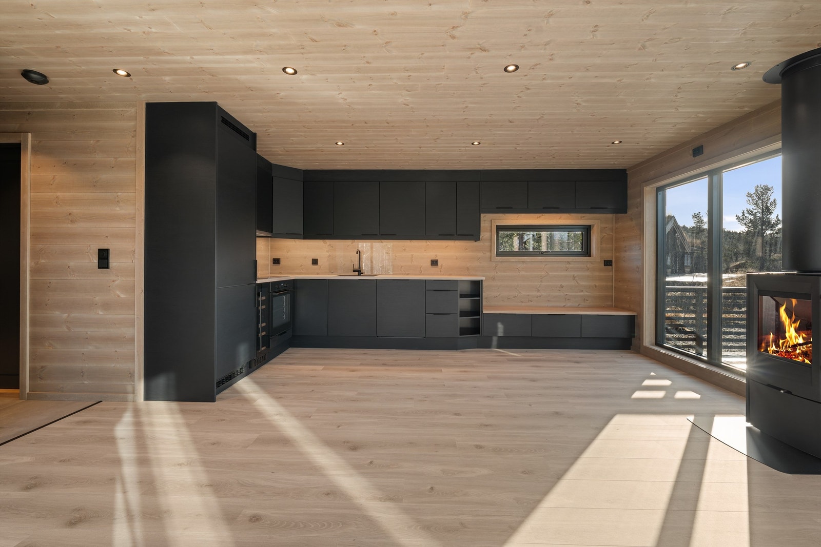 Kjøkkenet leveres av Sørlandskjøkken og har integrerte hvitevarer fra Rolfs Elektro. Galleribilde