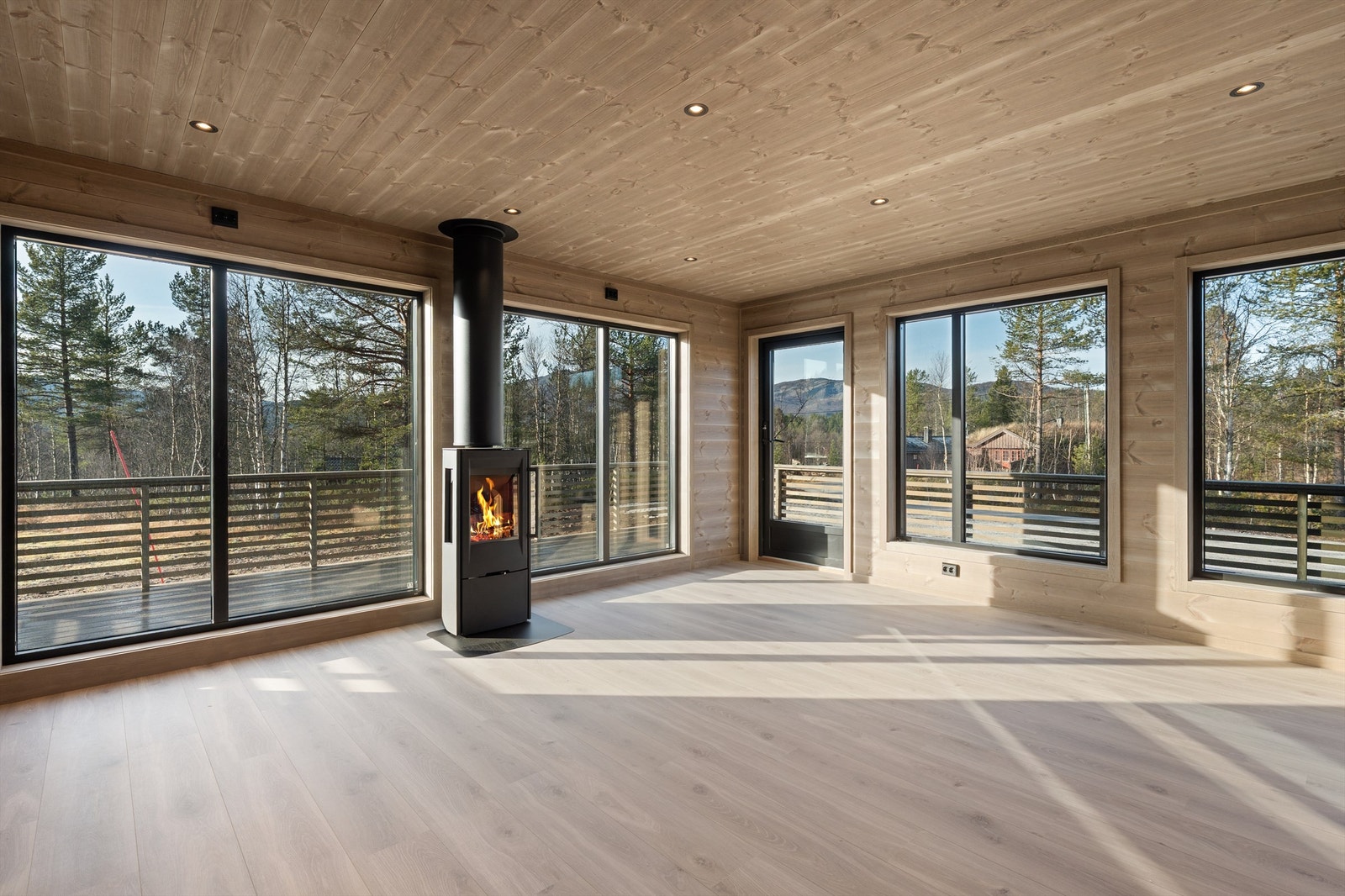 Romslig stue med en flott peis som sørger for godt med varme etter en god skitur. Utsikt til Svånuten Galleribilde