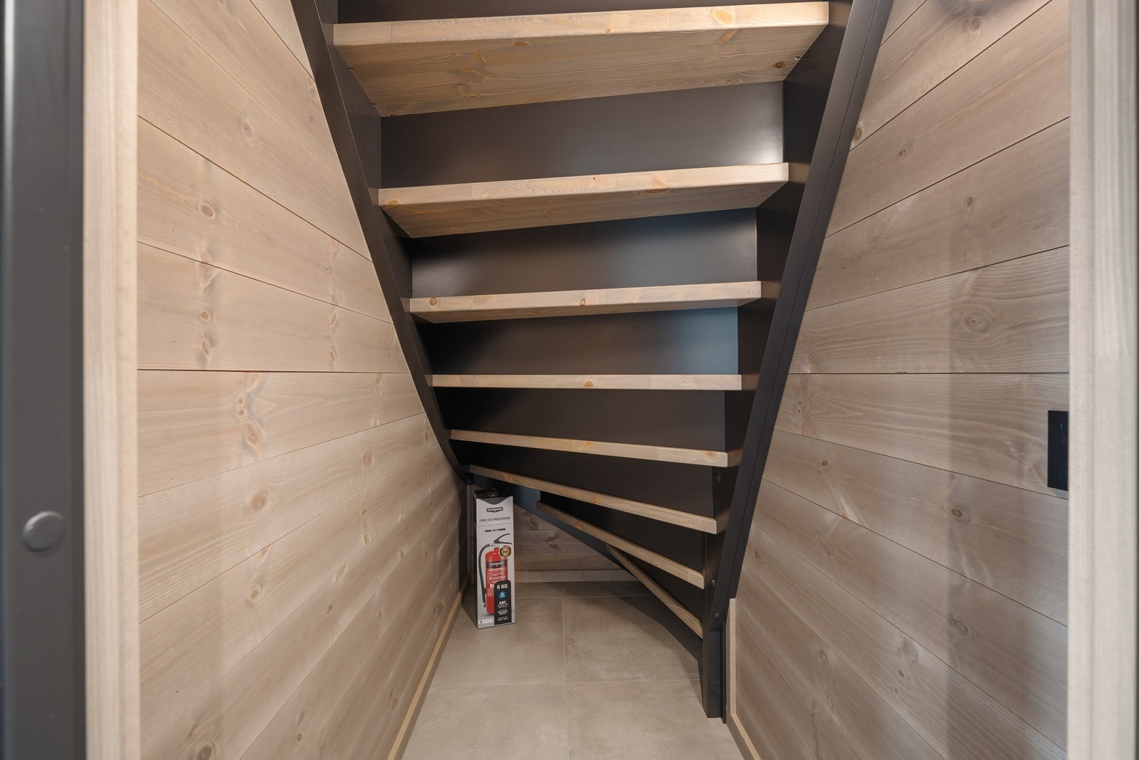 Bod under trappen. Galleribilde
