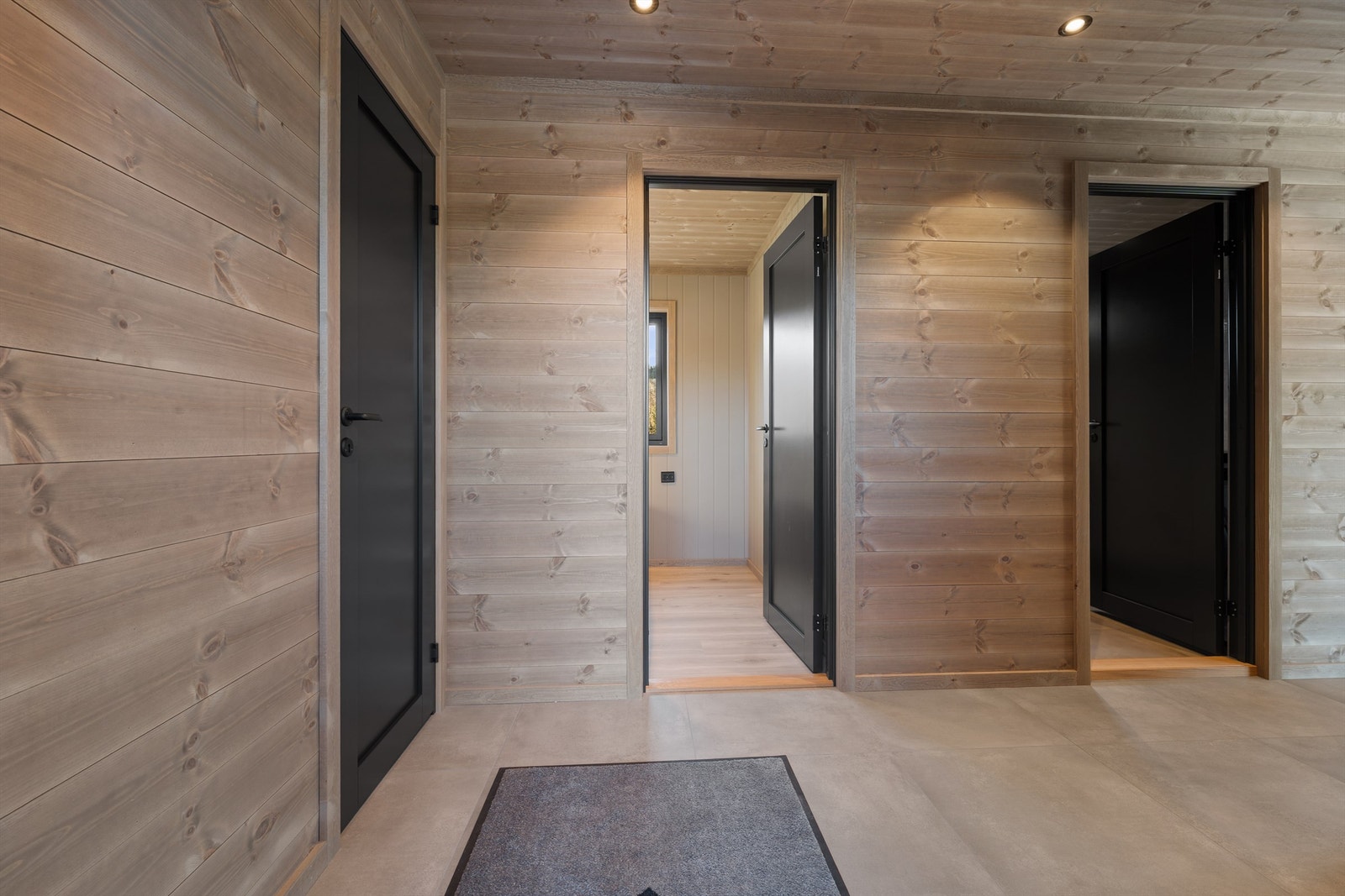 Velkommen inn til Nylund 18. Bod til venstre, så soverom rett frem og bad til høyre. Galleribilde