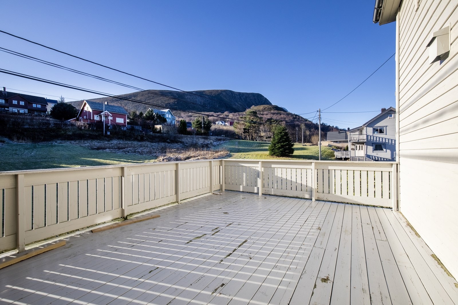 Romslig veranda med gode solforhold Galleribilde