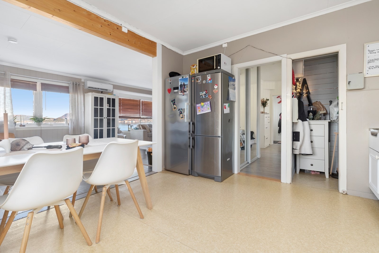 På kjøkken er det gang ut til veranda, men det er også mulig å bruke det til matbod Galleribilde