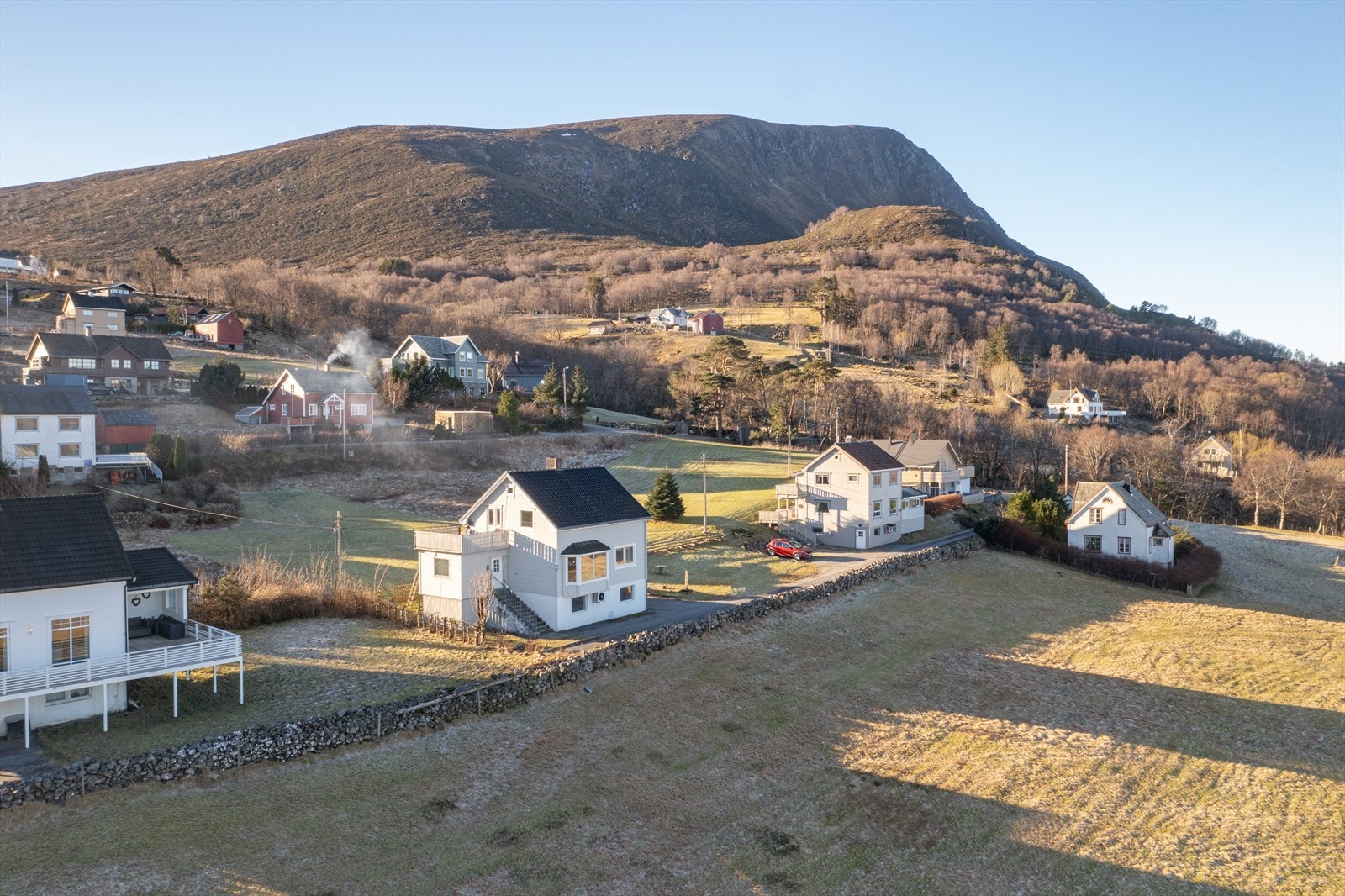 Eiendommen er fint plassert i et etablert nabolag på Moltu Galleribilde