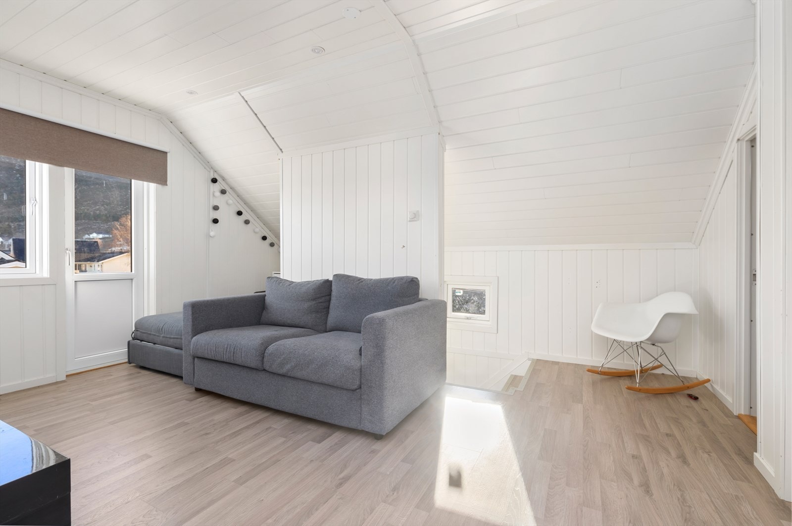 Flott loftstue med utgang til veranda Galleribilde