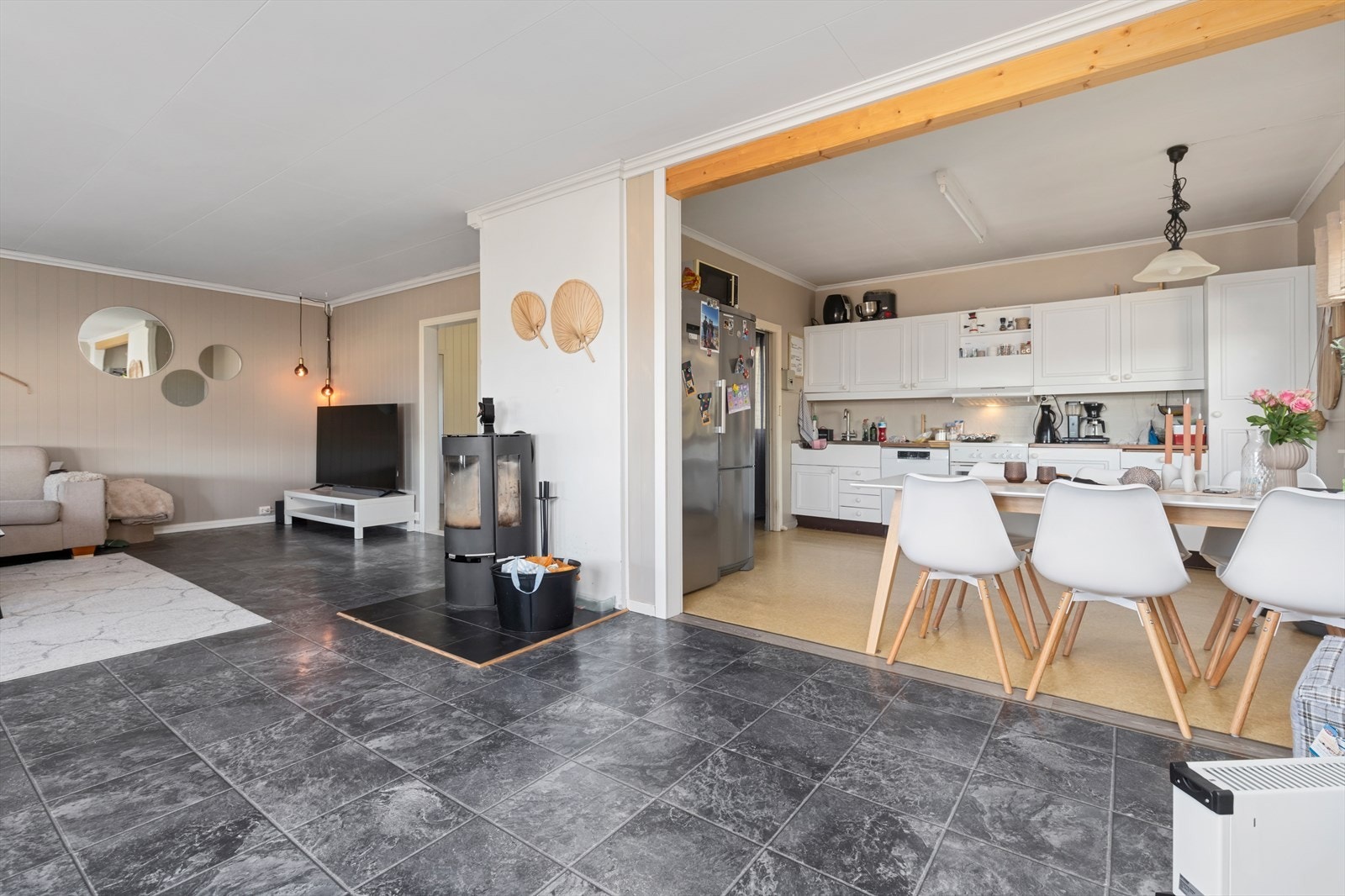 Åpen løsning inn til kjøkkenet Galleribilde