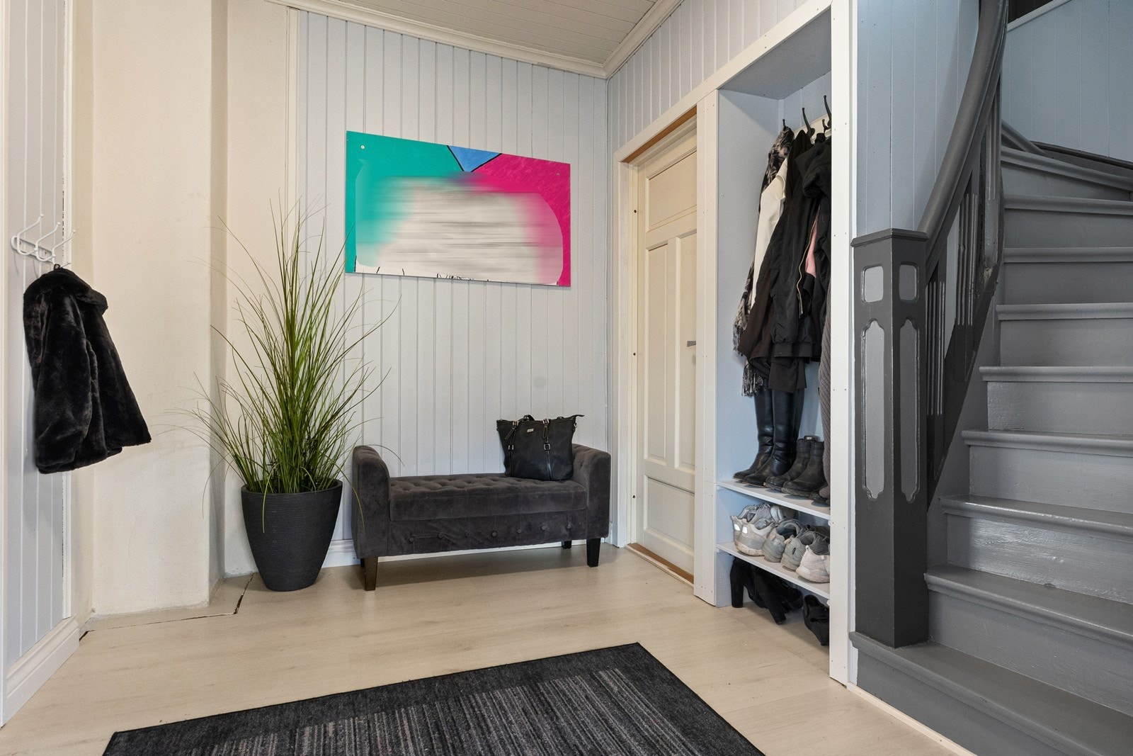 Gangen har trapp opp til 2. etasje. Til venstre kommer man inn på kjøkkenet. Galleribilde