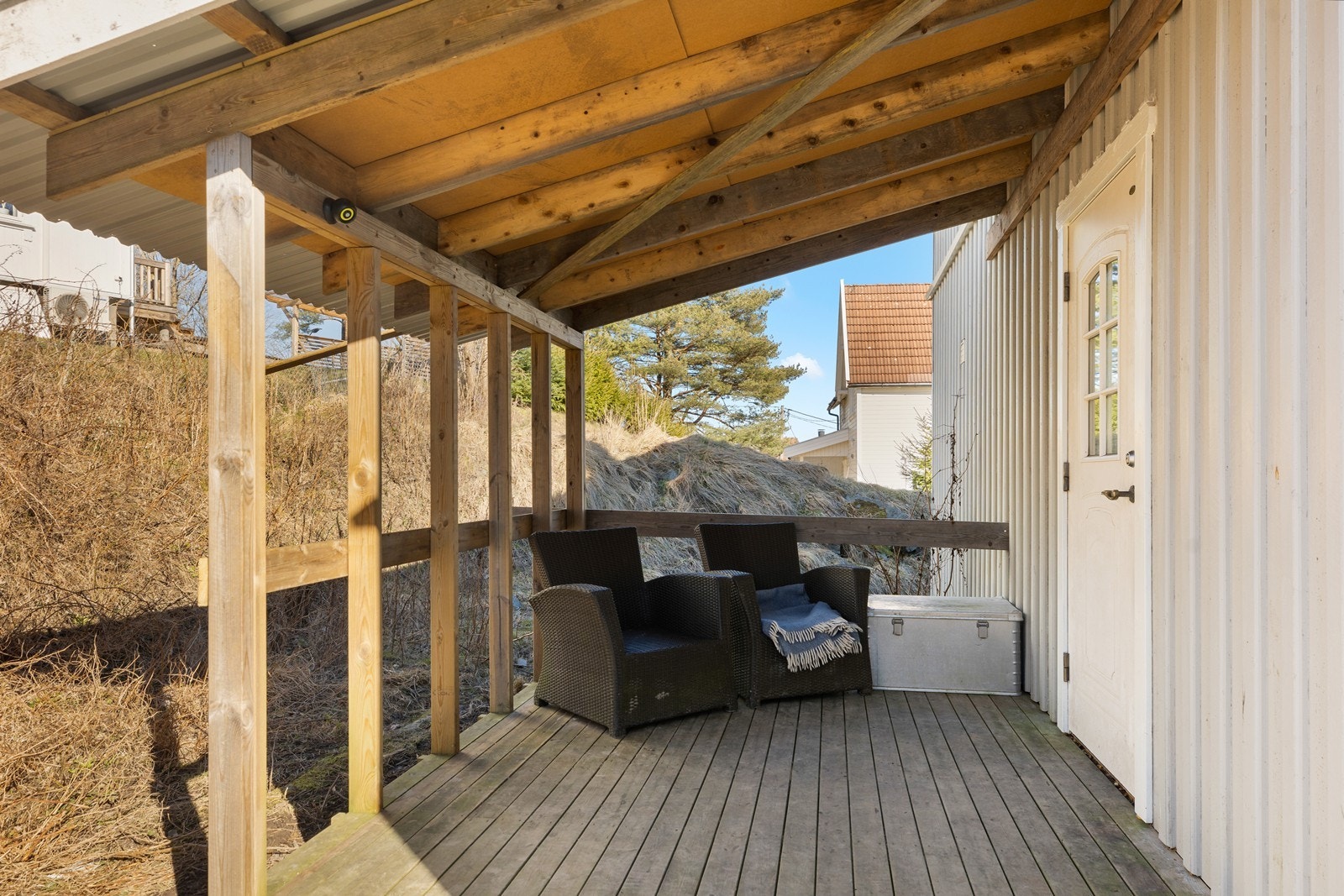 Inngangen ligger på baksiden av huset, med trapp opp fra gårdsplassen Galleribilde