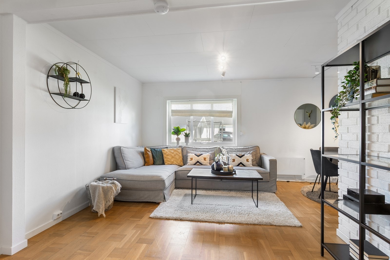 Hybelen er lys og pen med egen stue, kjøkken, bad og 2 soverom. Galleribilde