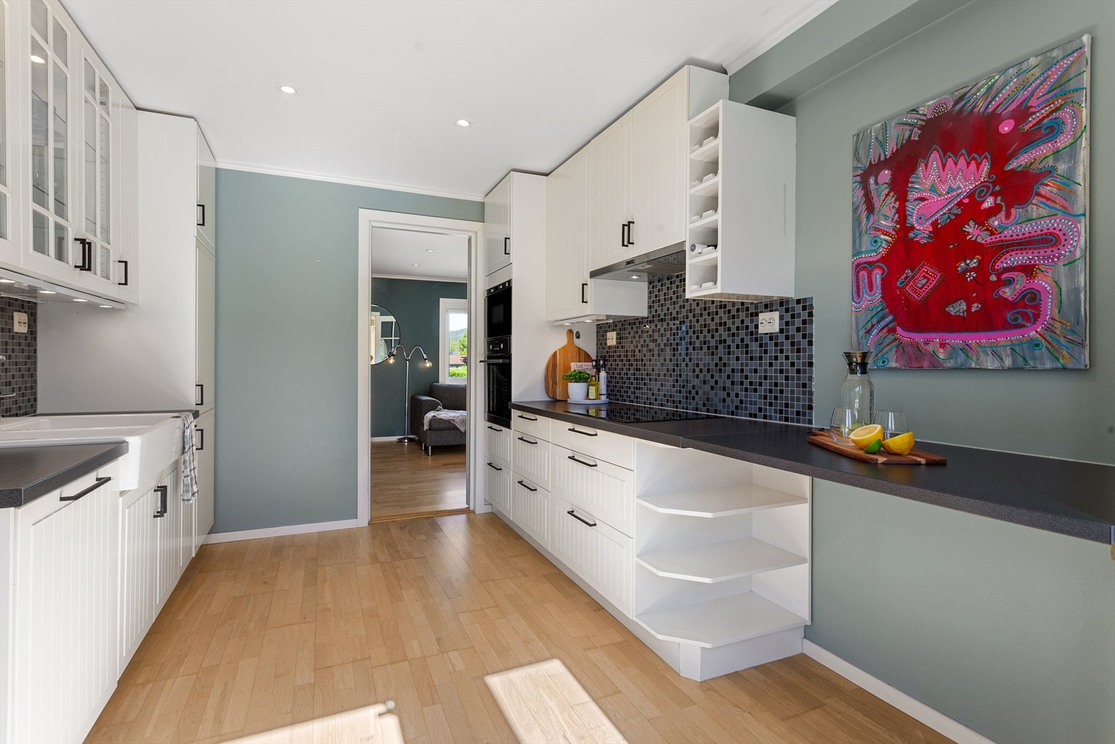 Kjøkkenet er utstyrt med integrerte hvitevarer, inkludert stekeovn og mikrobølgeovn i høyskap, platetopp, ventilator, oppvaskmaskin og kombiskap med kjøl og frys. Galleribilde