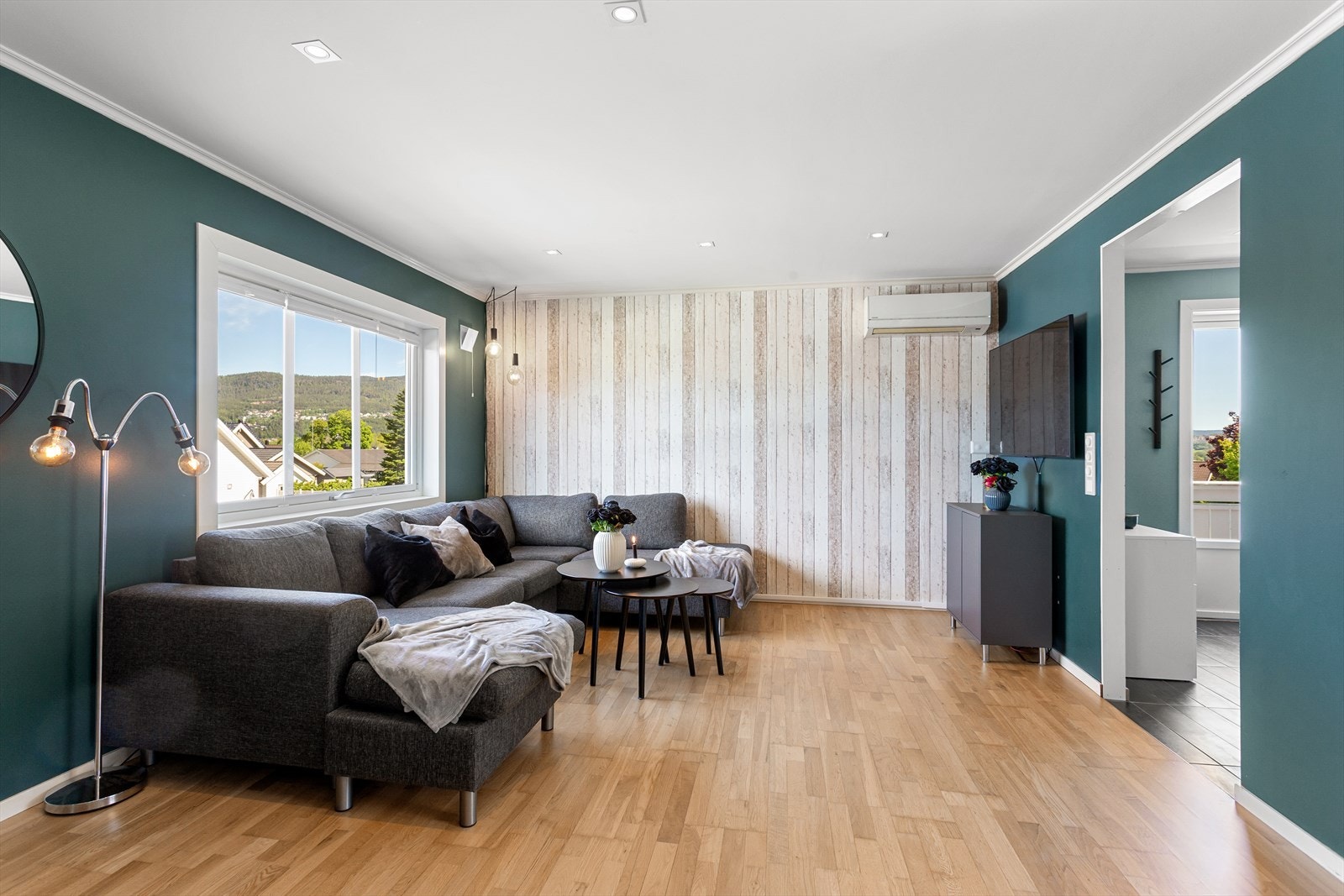 Stuen er meget romslig og kan enkelt innredes med både sofahjørne og spisestue. Galleribilde