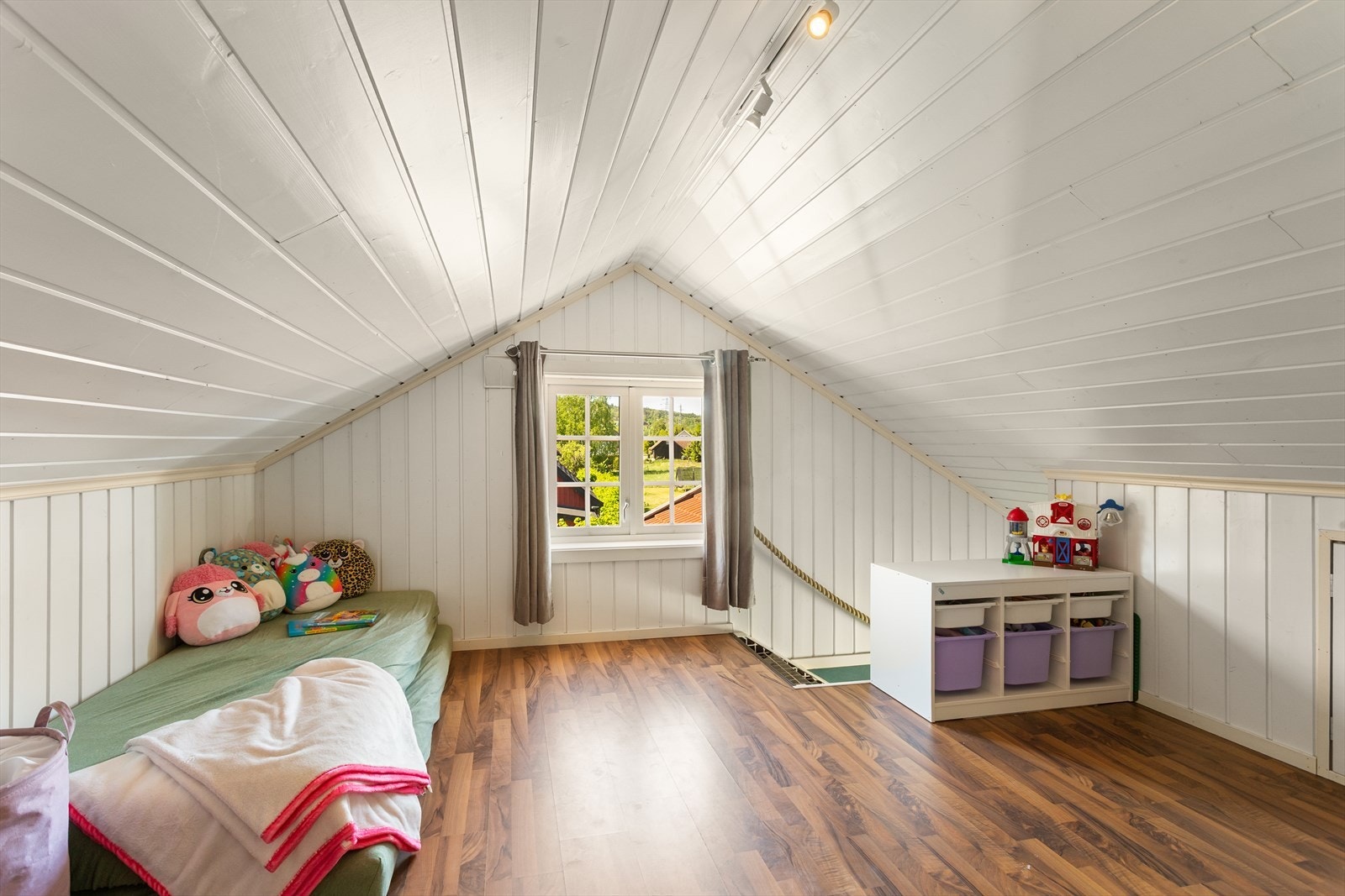 Loftet er innredet i ettertid, og er ikke godkjent som rom til varig opphold. Galleribilde