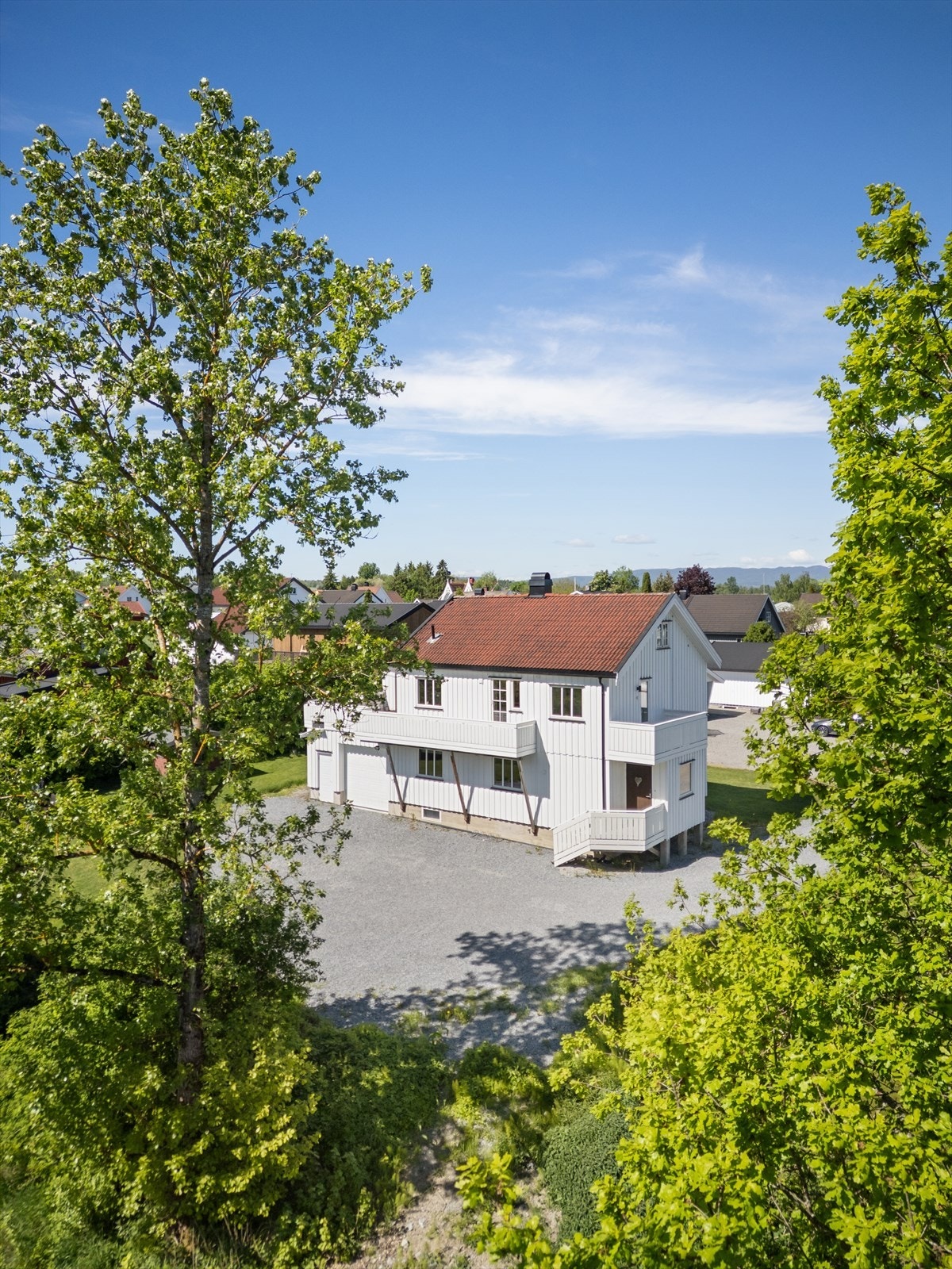Korvaldveien 95 har en svært barnevennlig og fin beliggenhet i et rolig og populært område på Kjøya i Mjøndalen. Galleribilde