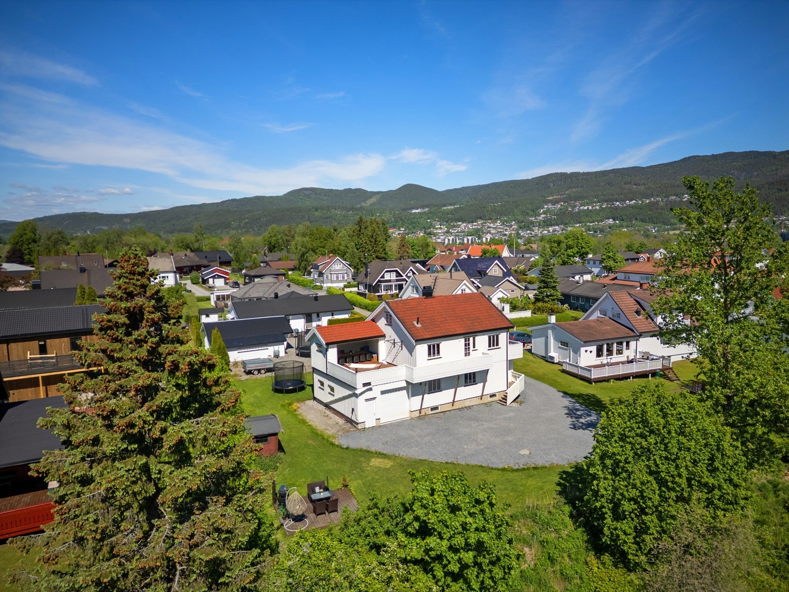 Kort vei til golfbane i åsen, Hagatjern med flotte bade- og turmuligheter, MIF-hytta med turstier på sommerstid og skiløyper på vinterstid. Galleribilde
