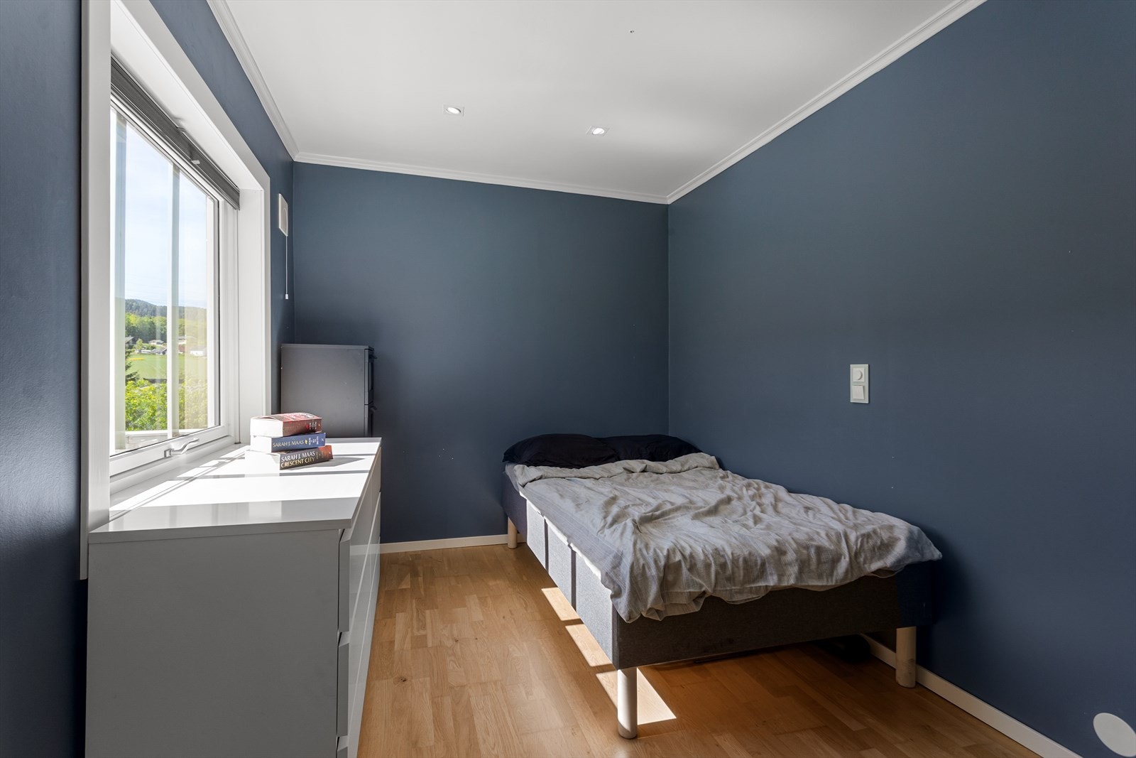 I 2. etasje finnes et pent innredet soverom med plass for seng, nattbord, skrivebord og garderobe. Galleribilde