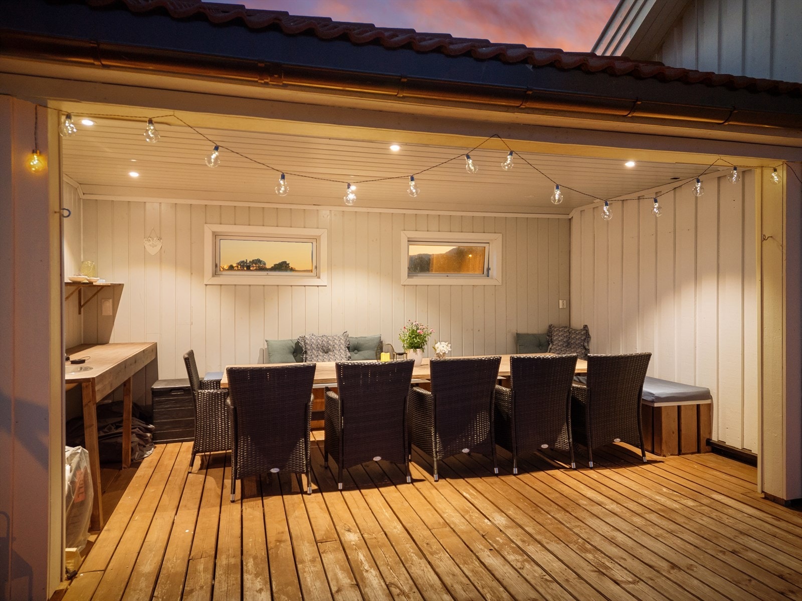 Terrassen måler hele 50 m², og er veldig overbygget. Galleribilde