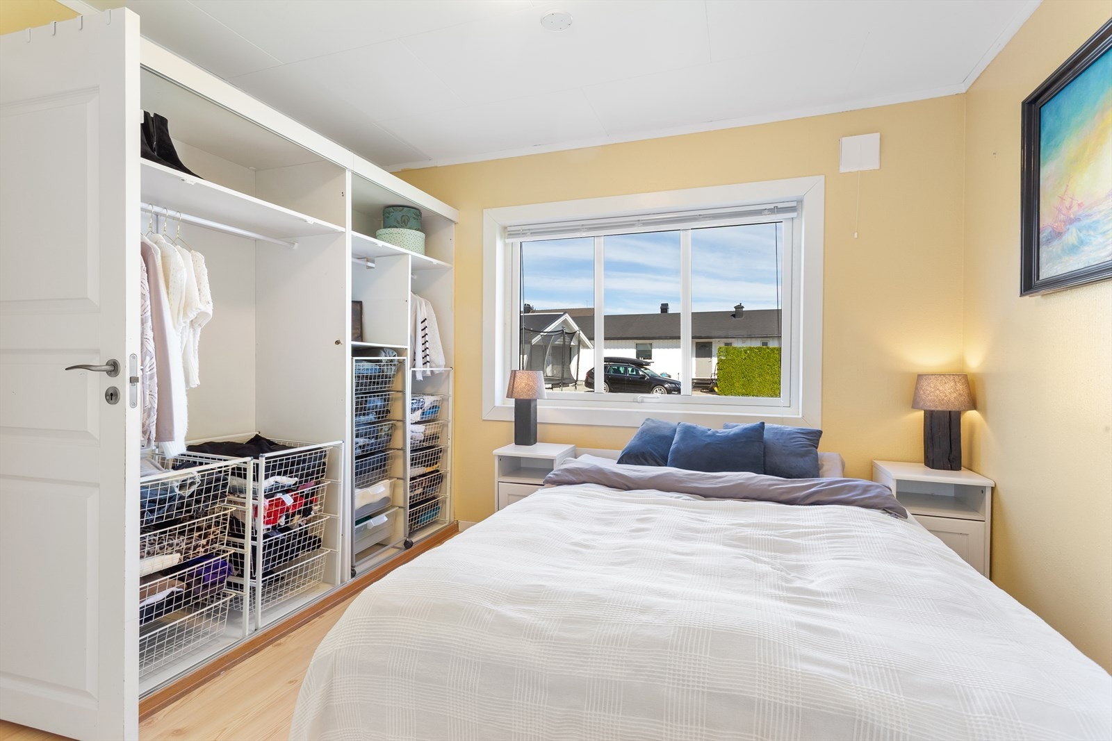 Hovedsoverommet har rikelig med garderobeplass i åpen garderobeløsning. Galleribilde