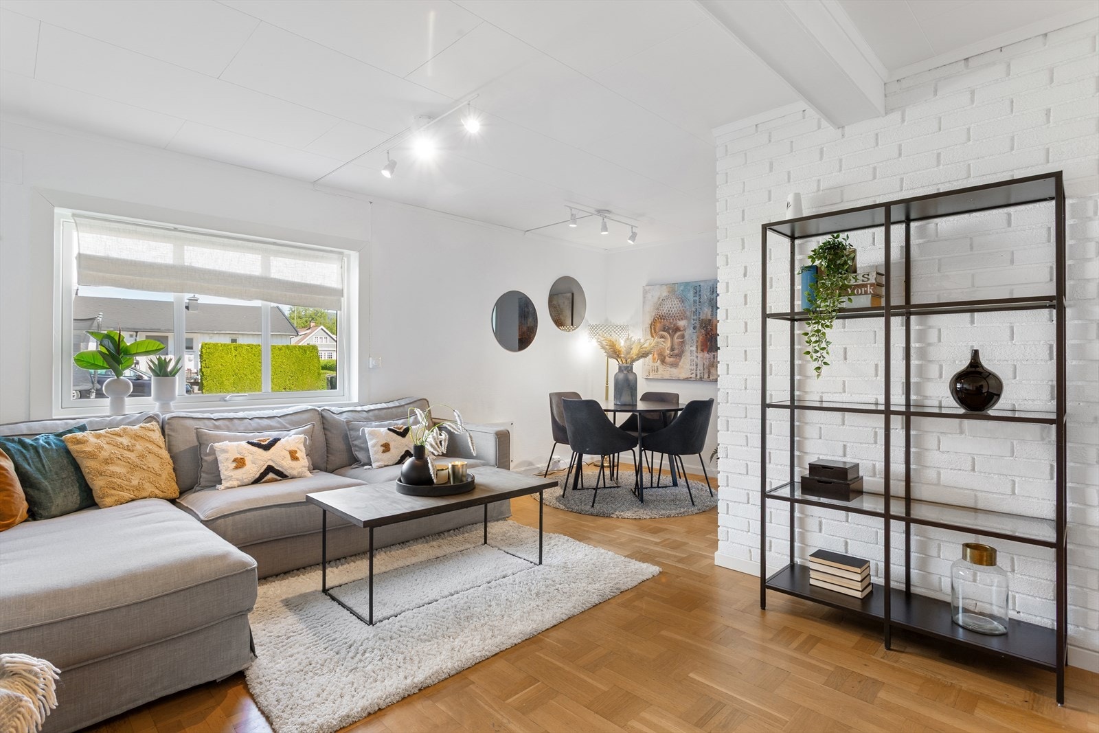 I 1. etasje er det etablert en egen hybel som kan generere gode leieinntekter. Galleribilde