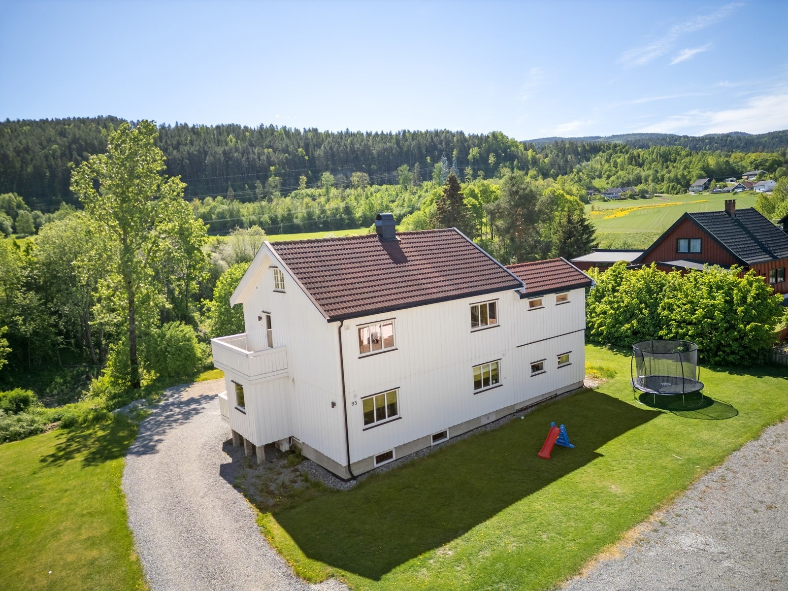 Boligen er sentralt beliggende med enkel tilgang til sentrum og de fleste fasiliteter. Galleribilde