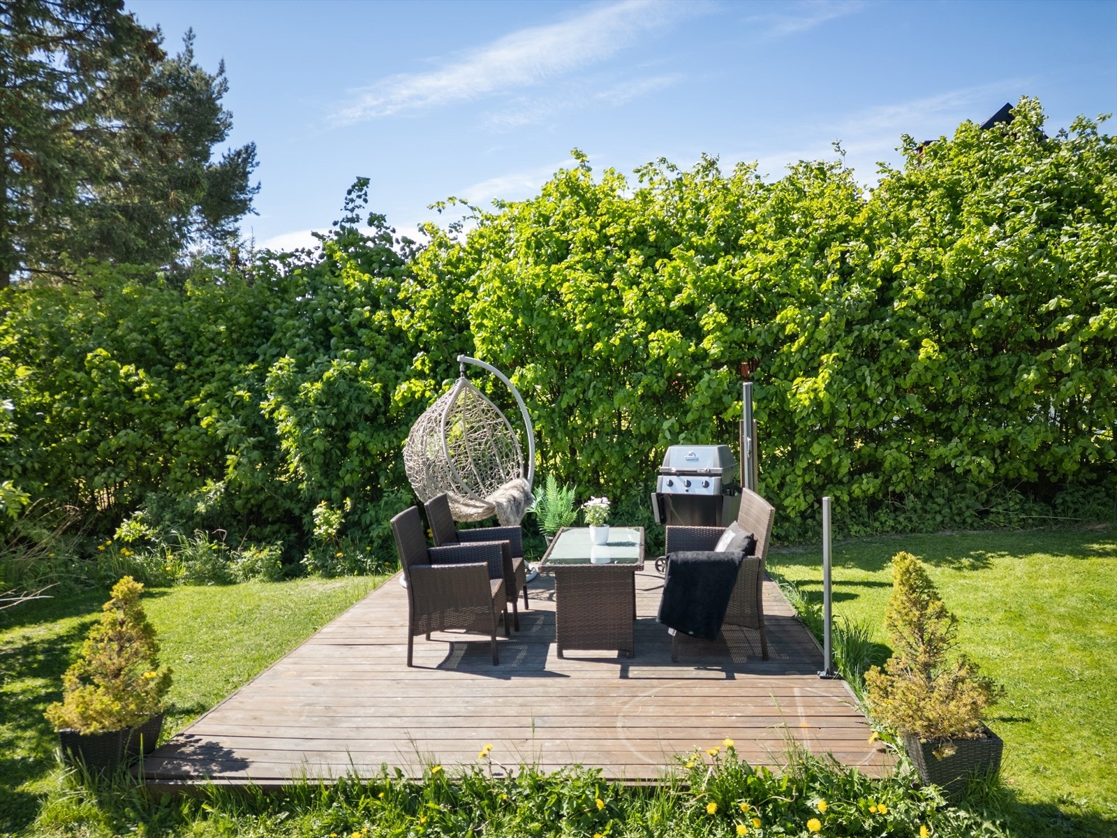 Tomten ligger familievennlig til, og er pent opparbeidet med gressplen og beplantninger. Galleribilde