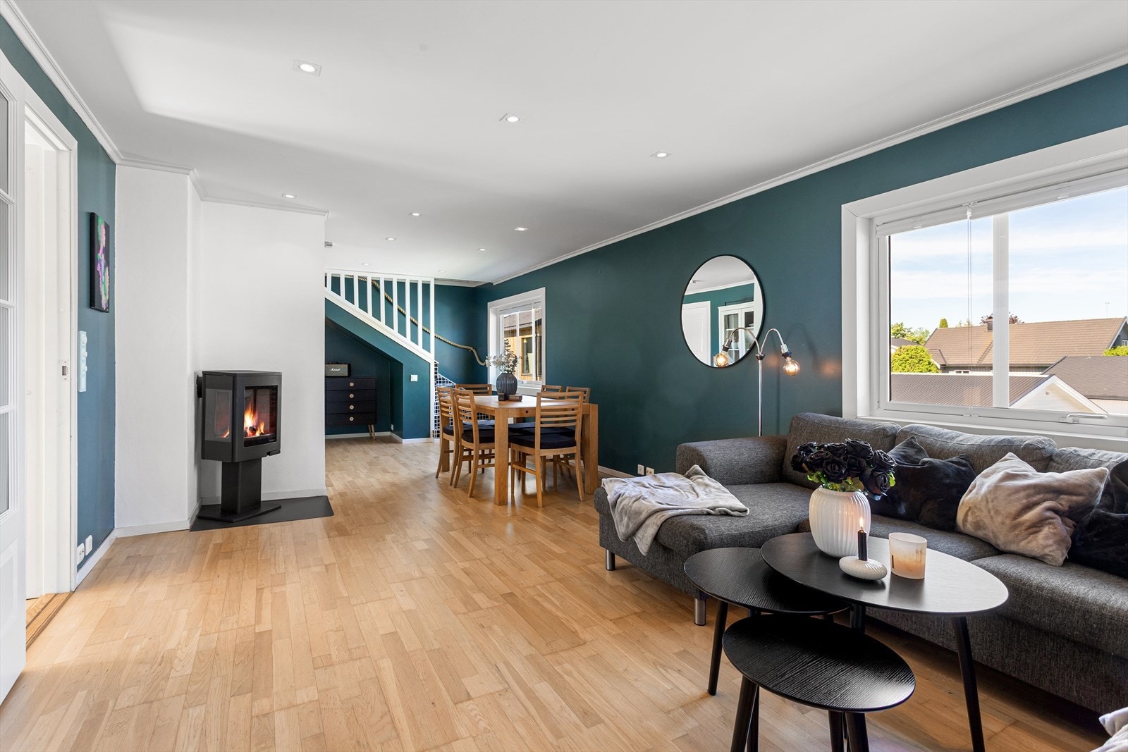 Stuen i 2. etasje er moderne og pent innredet med pene overflater og downlights i himling. Galleribilde