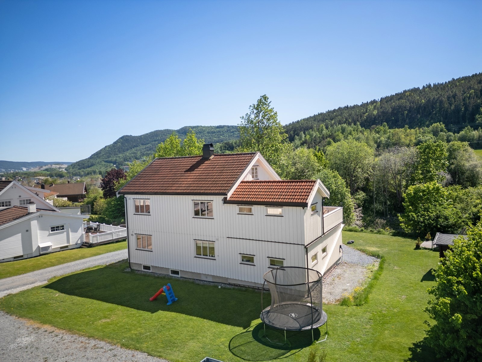Fra boligen er det kort gangavstand til Veiavangen ungdomsskole på kun ca. 600 meter. Mjøndalen skole, en barneskole med cirka 550 elever, ligger også i nærheten, og innenfor gangavstand på ca. 1,2 km. Galleribilde