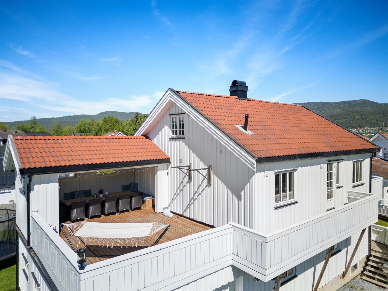 Fra stuen i 2. etasje er det utgang til en stor og flott terrasse. Galleribilde