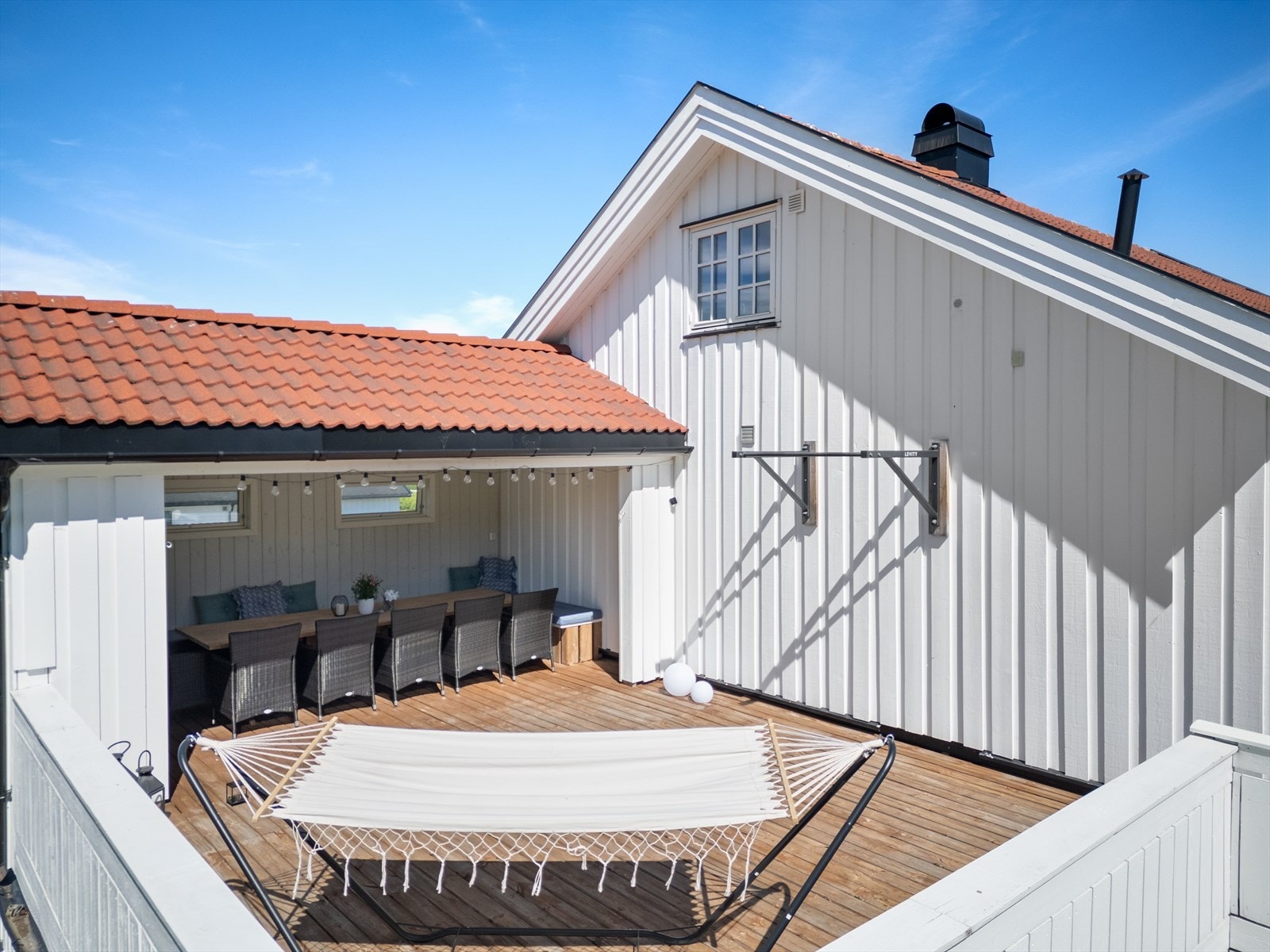 Boligen har en stor og flott terrasse med fine solforhold. Galleribilde